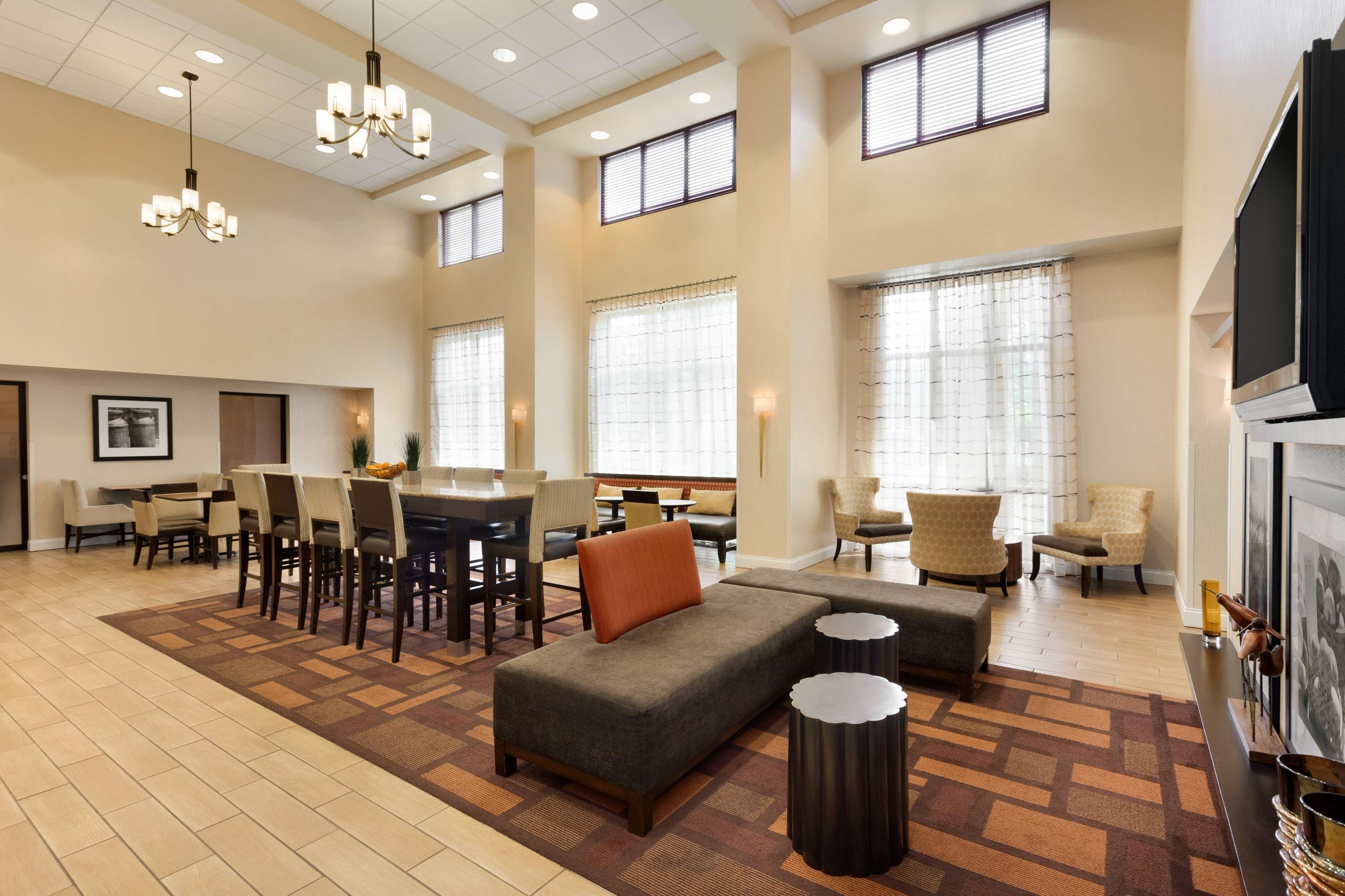 Vista Lobby Hampton Inn & Suites Largo