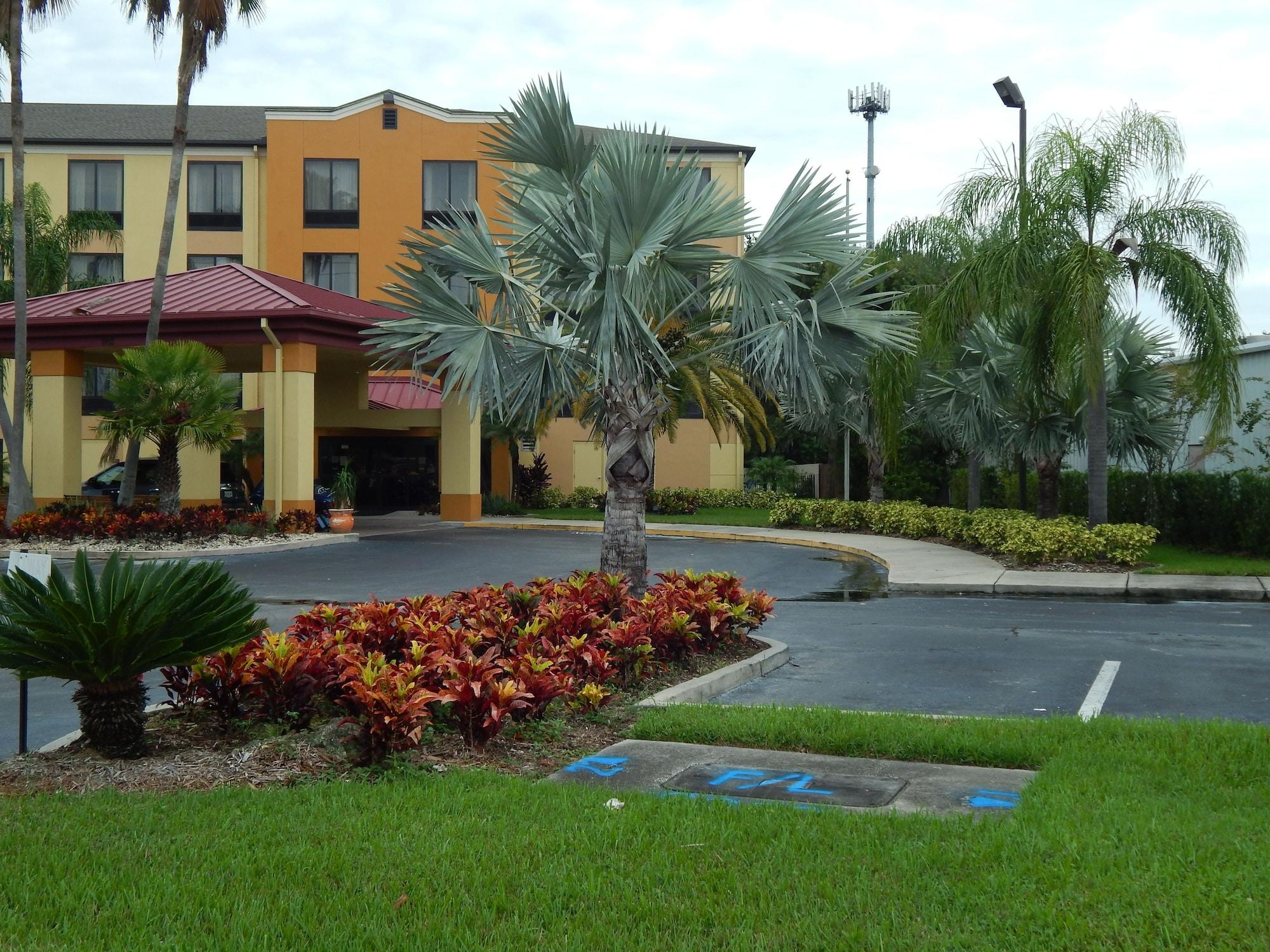Vista Exterior Comfort Suites Tampa - Brandon