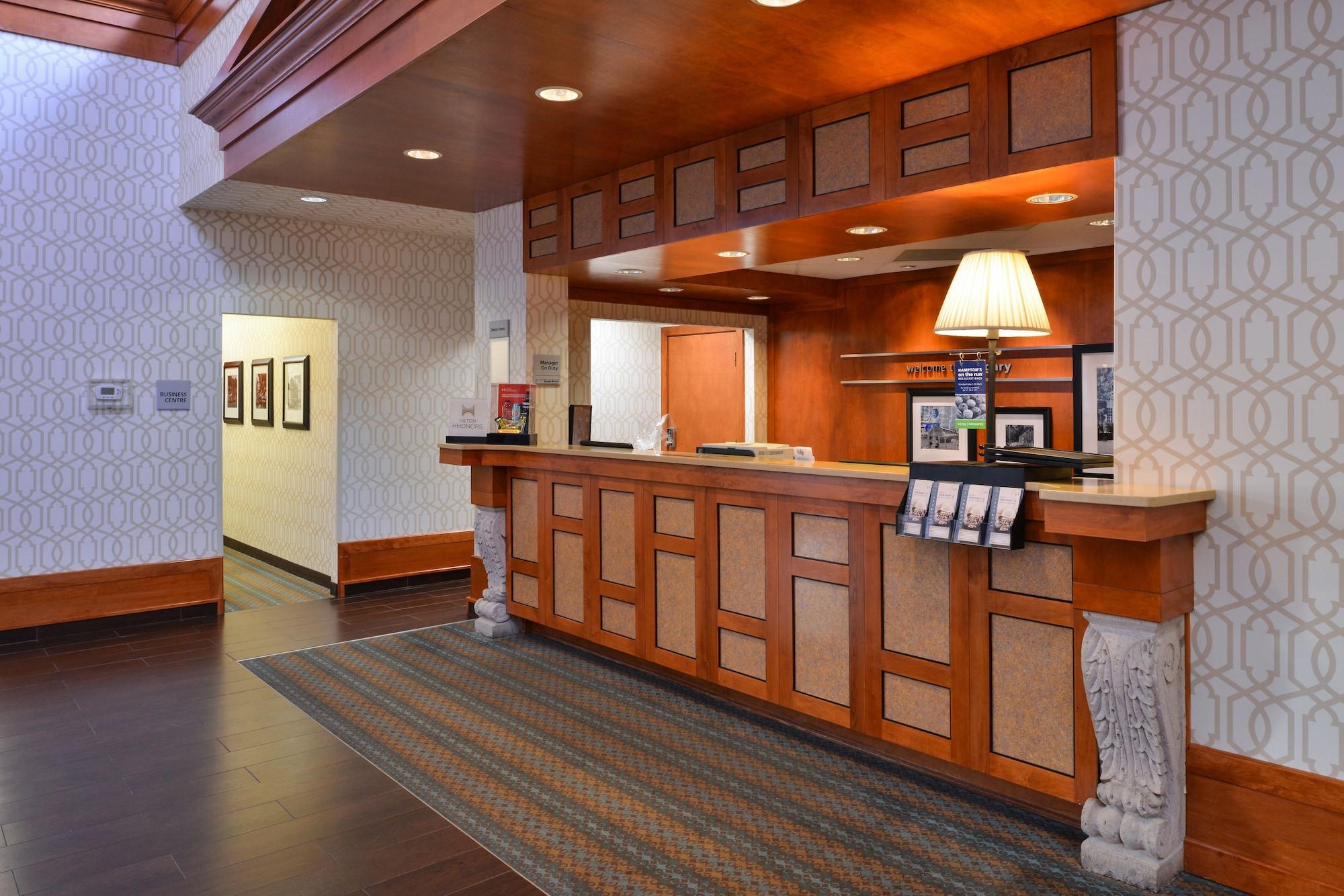 Vista Lobby Hampton Inn & Suites By Hilton Calgary- University Northwest