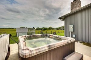 Alquiler Vacacional - Modern Bryan Farmhouse on 1 Acre w/ Hot Tub!