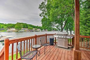 Alquiler Vacacional - Waterfront Lake Ozark Home w/ Decks, Fire Pit