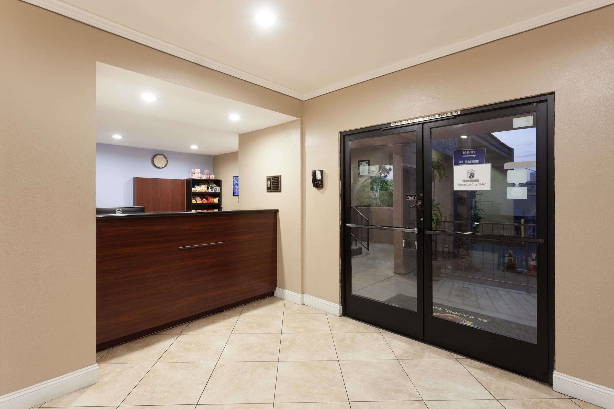 Vista Lobby Super 8 by Wyndham El Cajon/San Diego