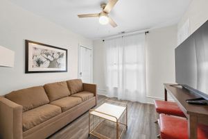 Renta temporal - Detroit Getaway: 2-bedroom Apartment for 7 & Wifi