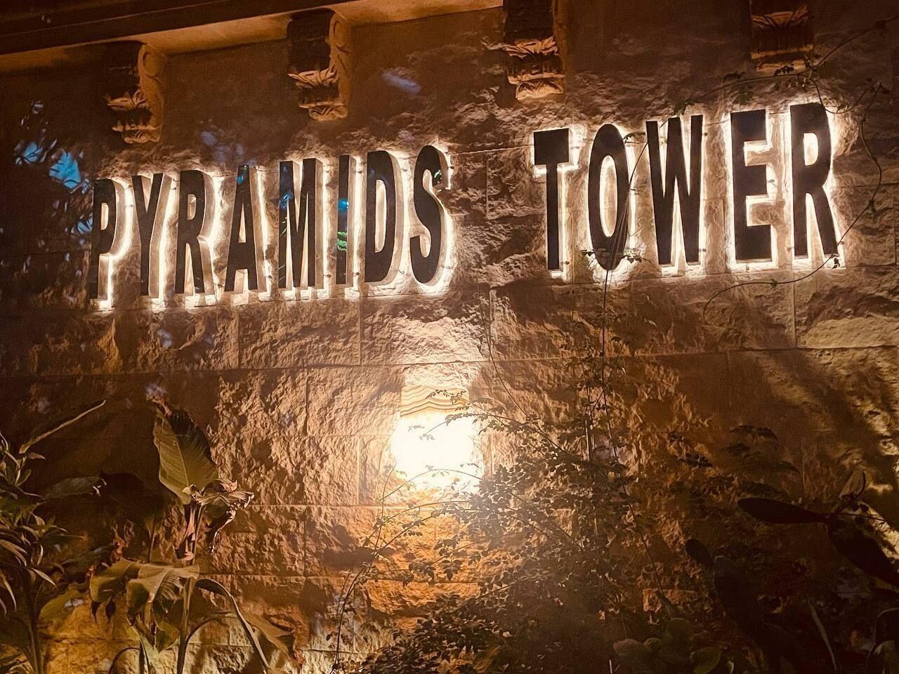 Vista Exterior Pyramids Tower Inn