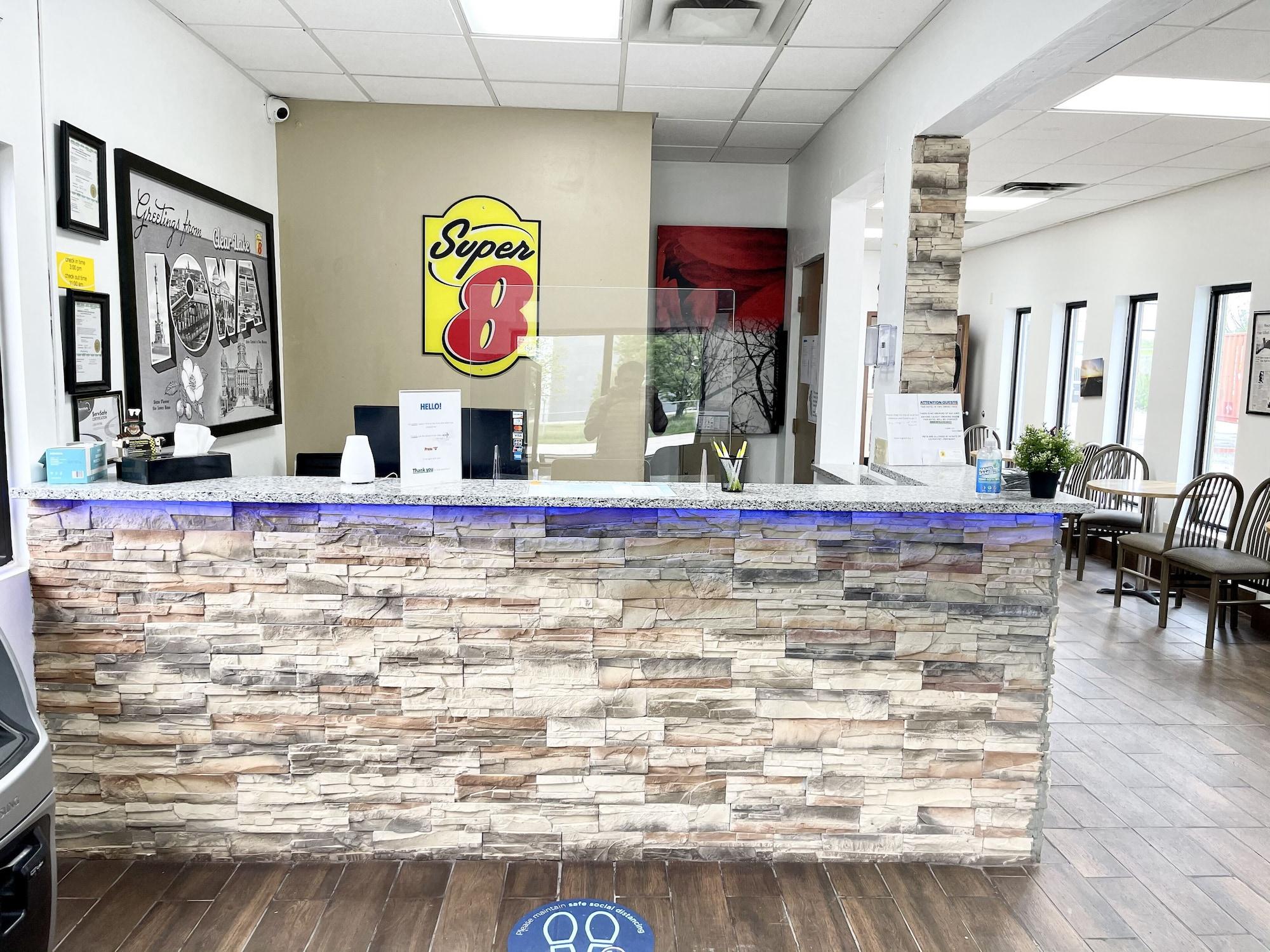 Vista Lobby Super 8 by Wyndham Clear Lake