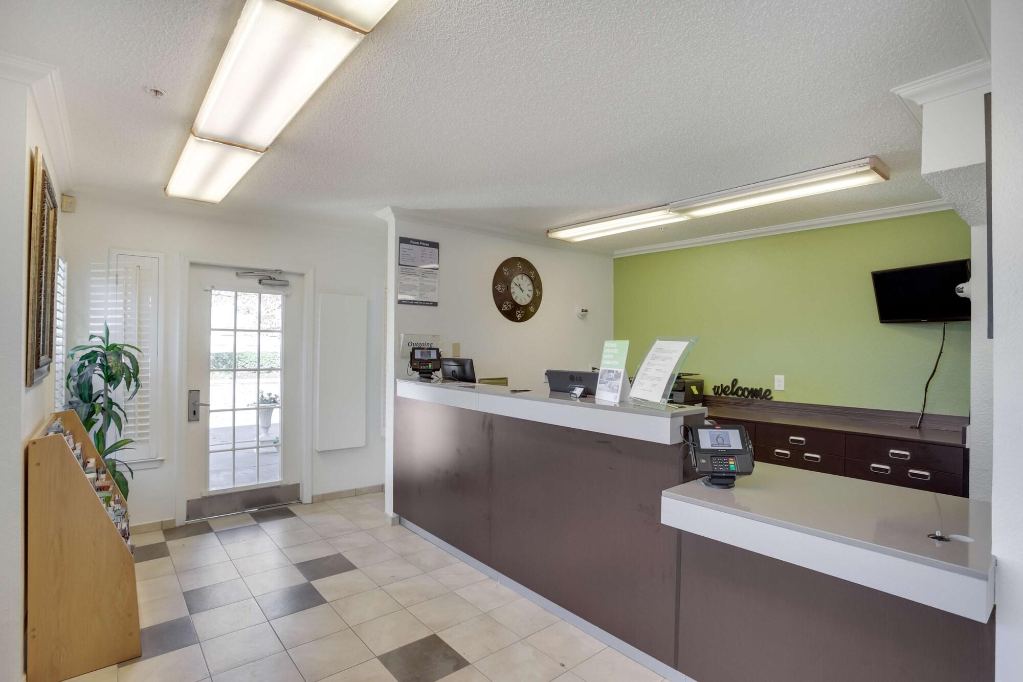 Vista Lobby Studio 6 Stafford, TX - Houston - Sugarland