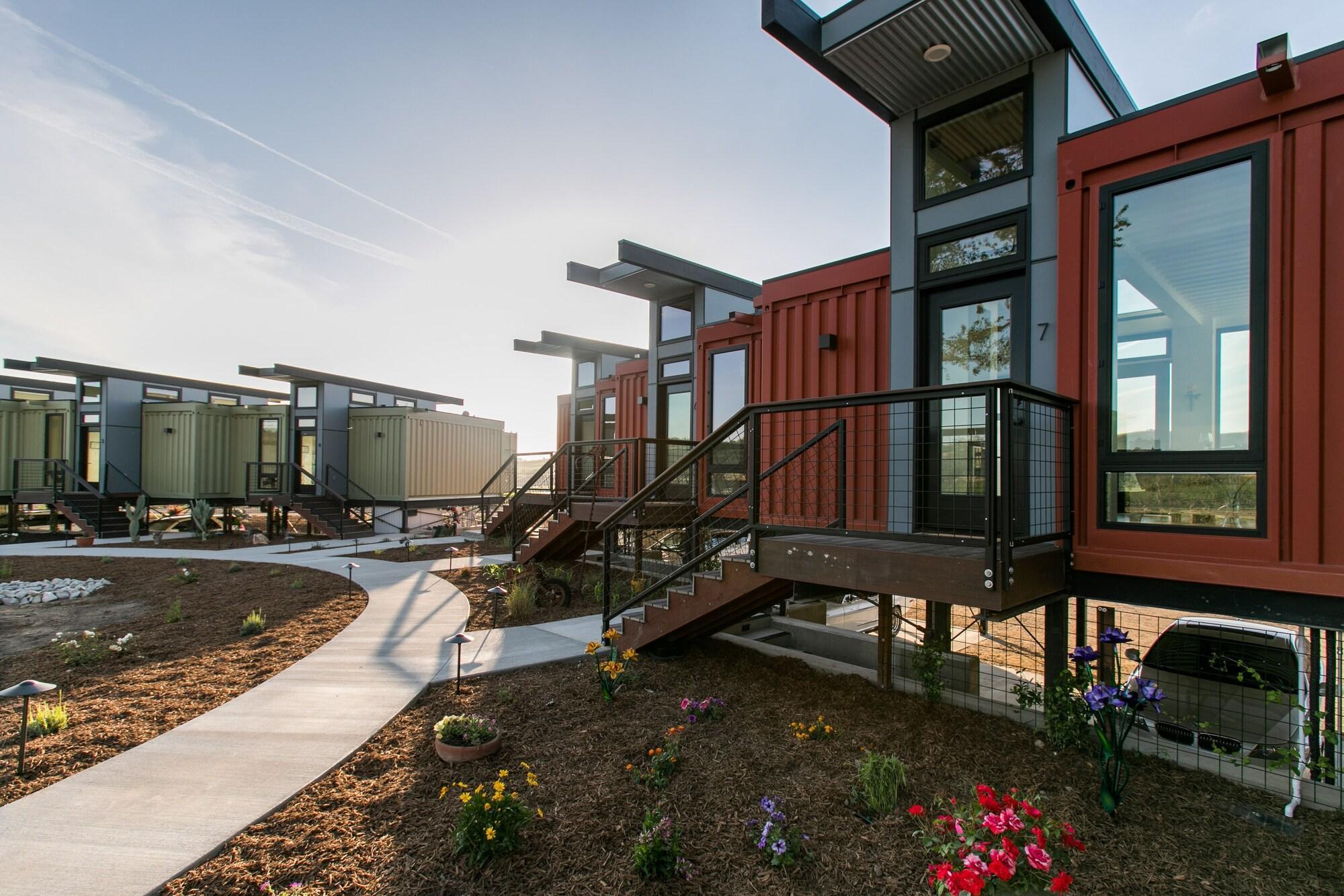 Vista Exterior Geneseo Inn