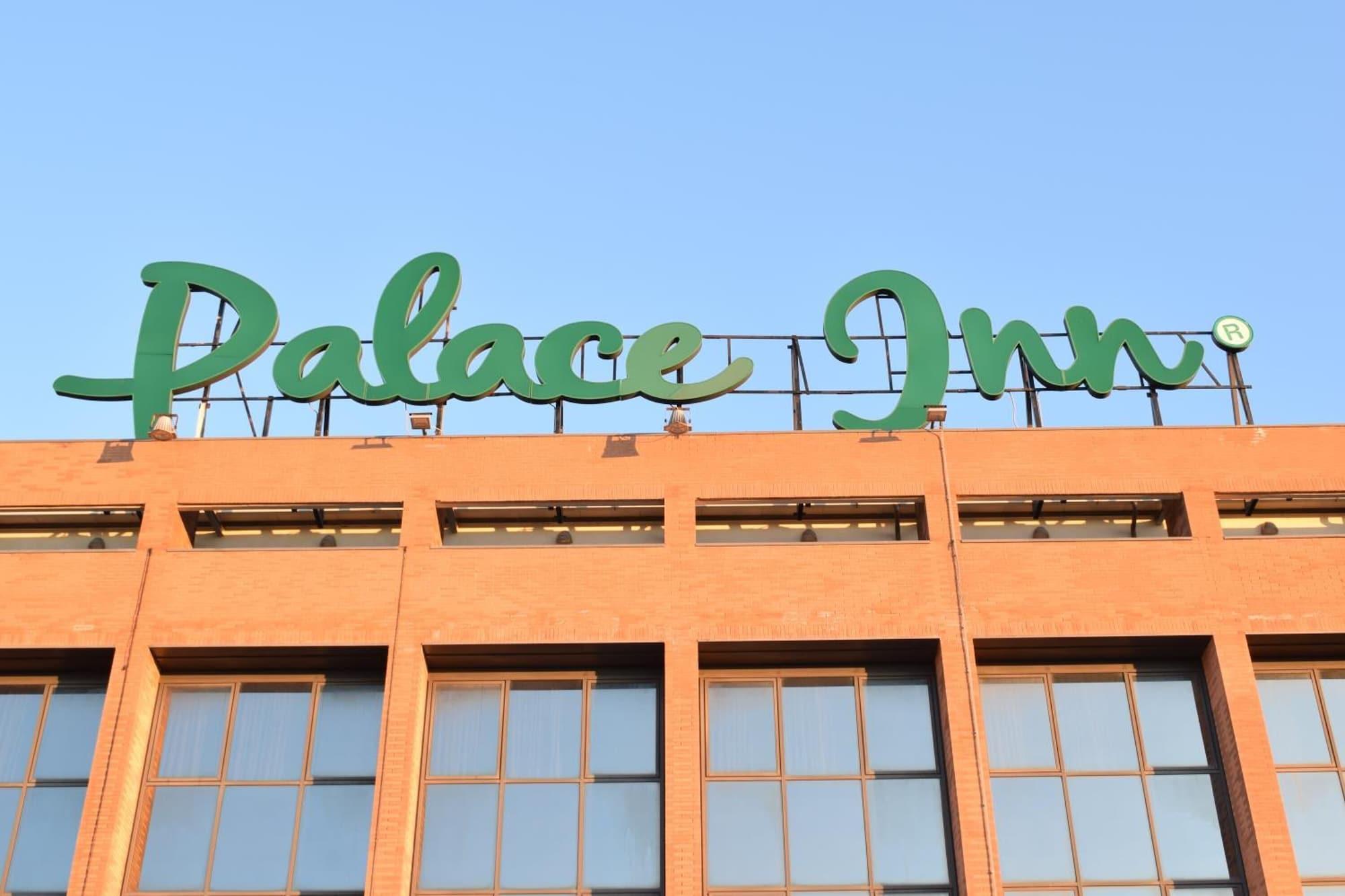 Vista Exterior Palace Inn