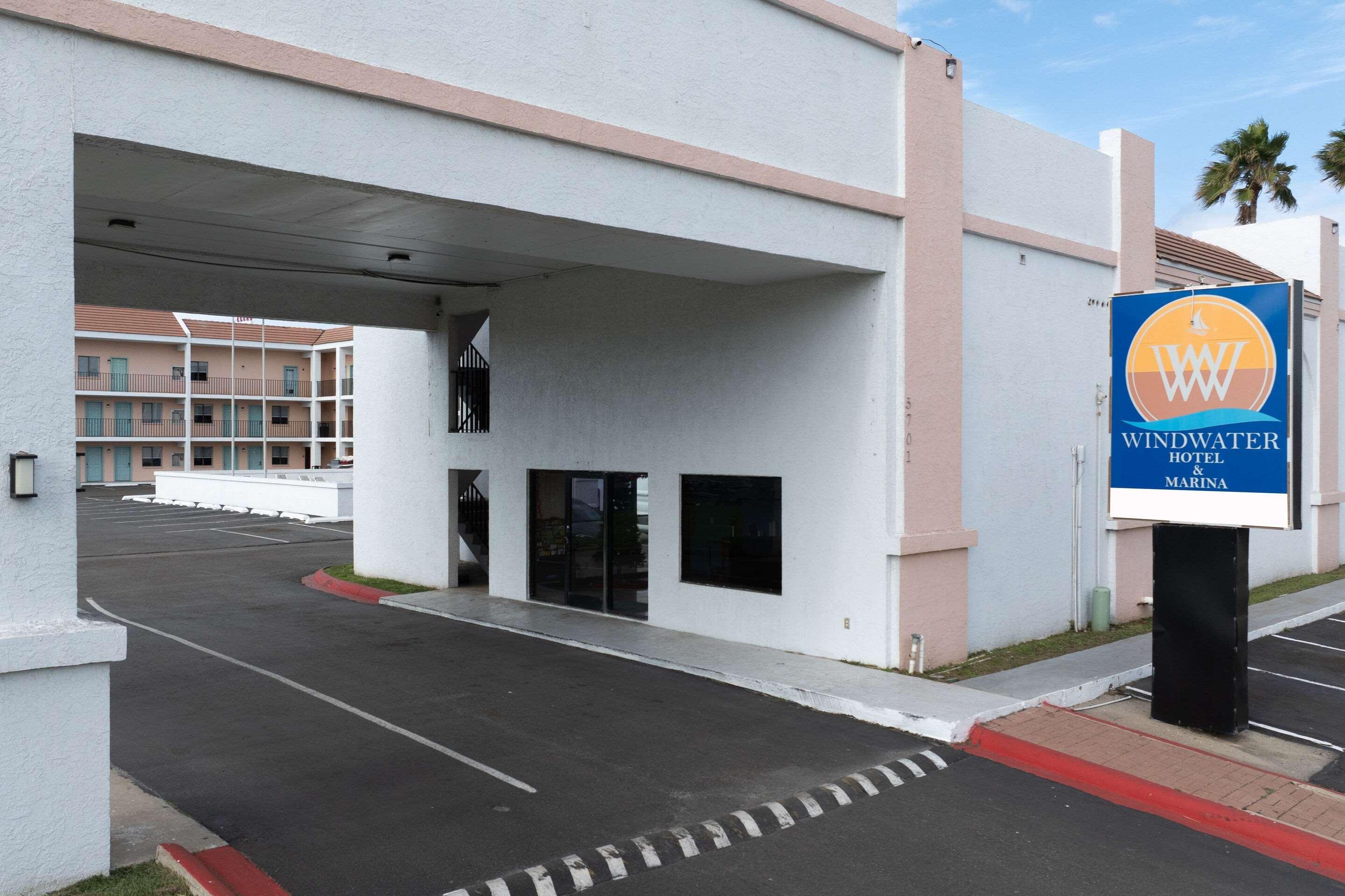 Vista Lobby WindWater Hotel and Marina