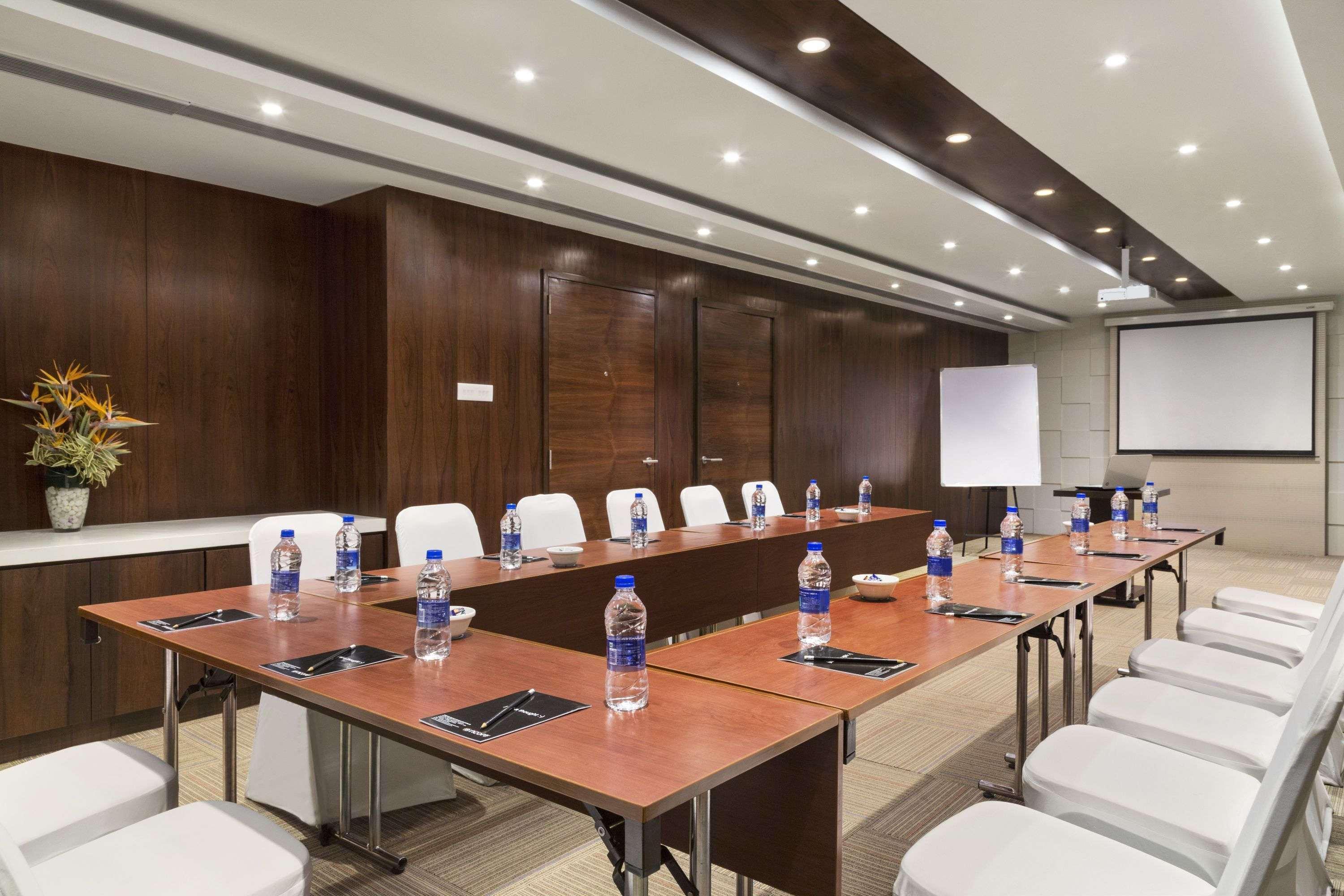 Centro de Negocios Ramada Encore Domlur Bangalore