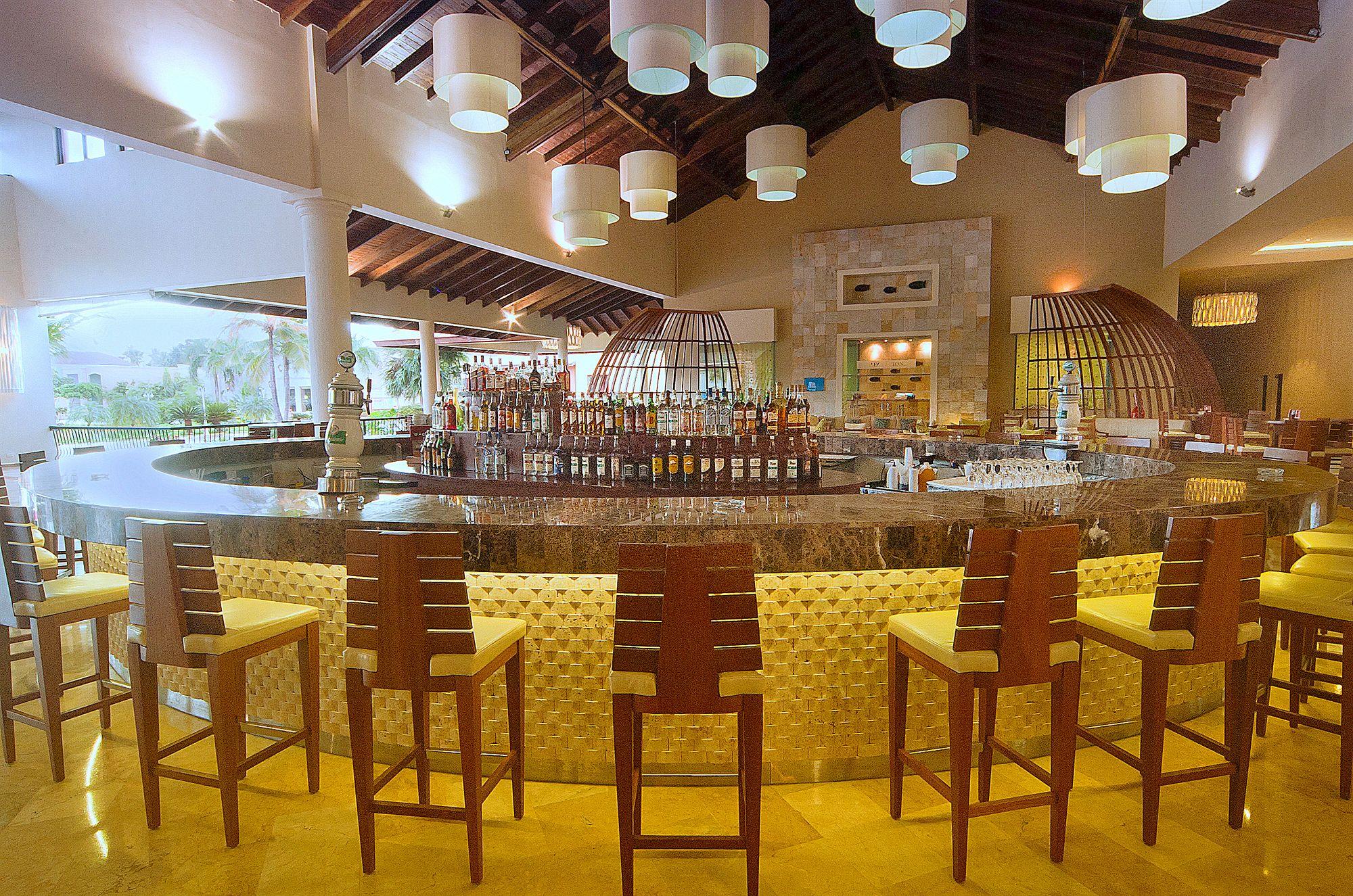 Bar/Lounge Ocean Blue & Sand Beach Resort All Inclusive