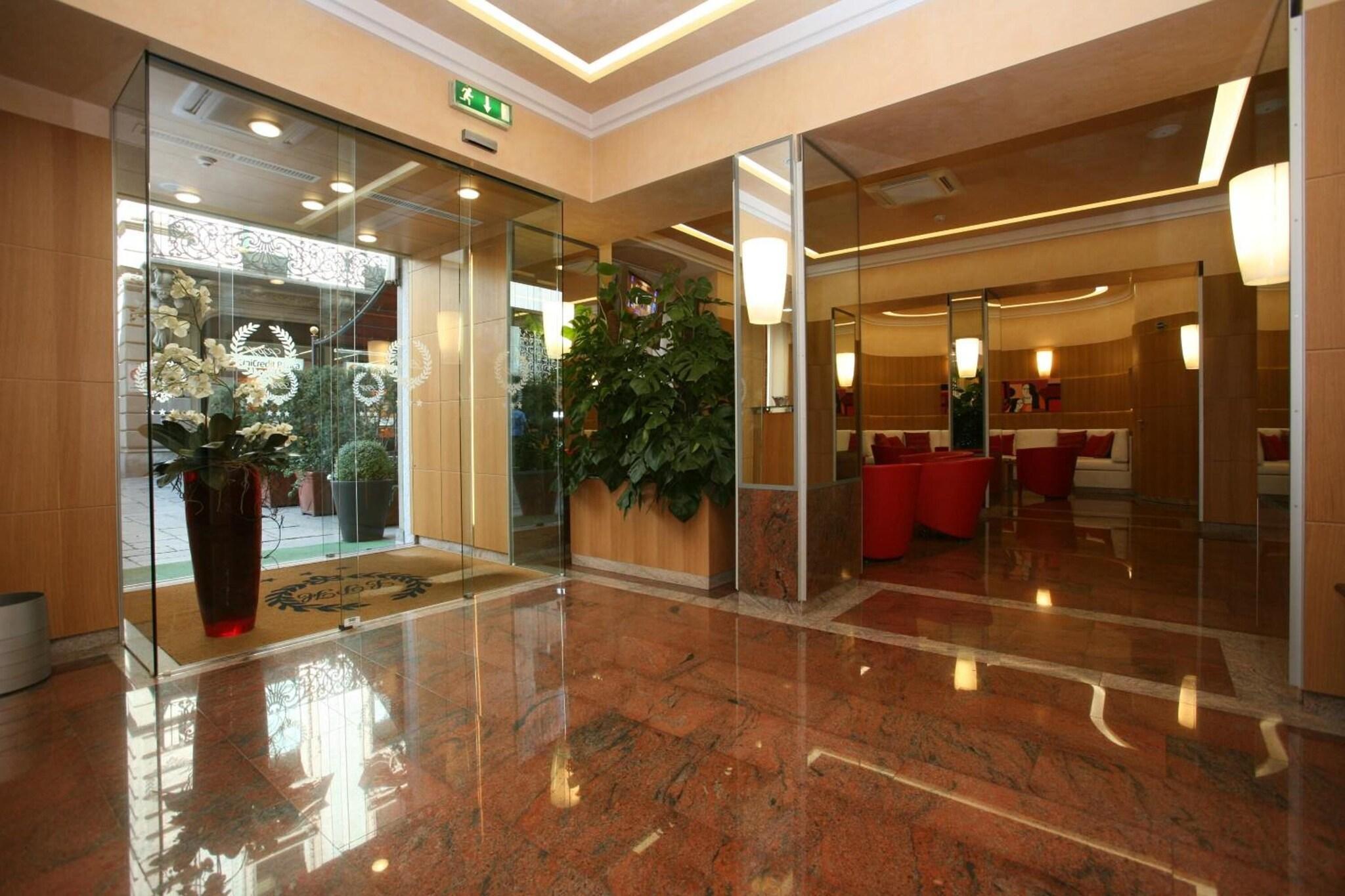 Vista Lobby Le Petit Hotel
