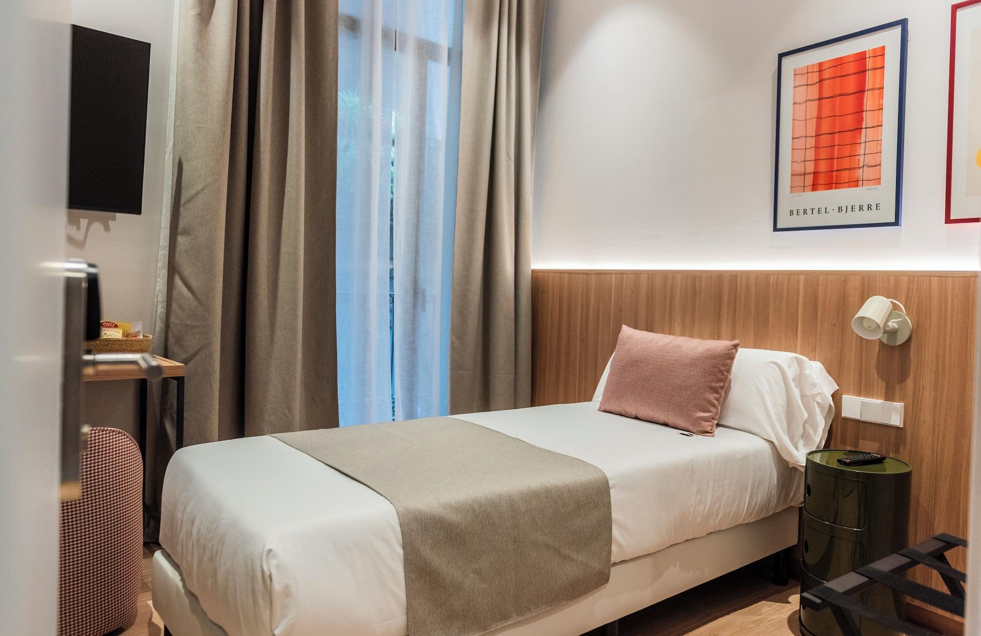 Varios Hotel California