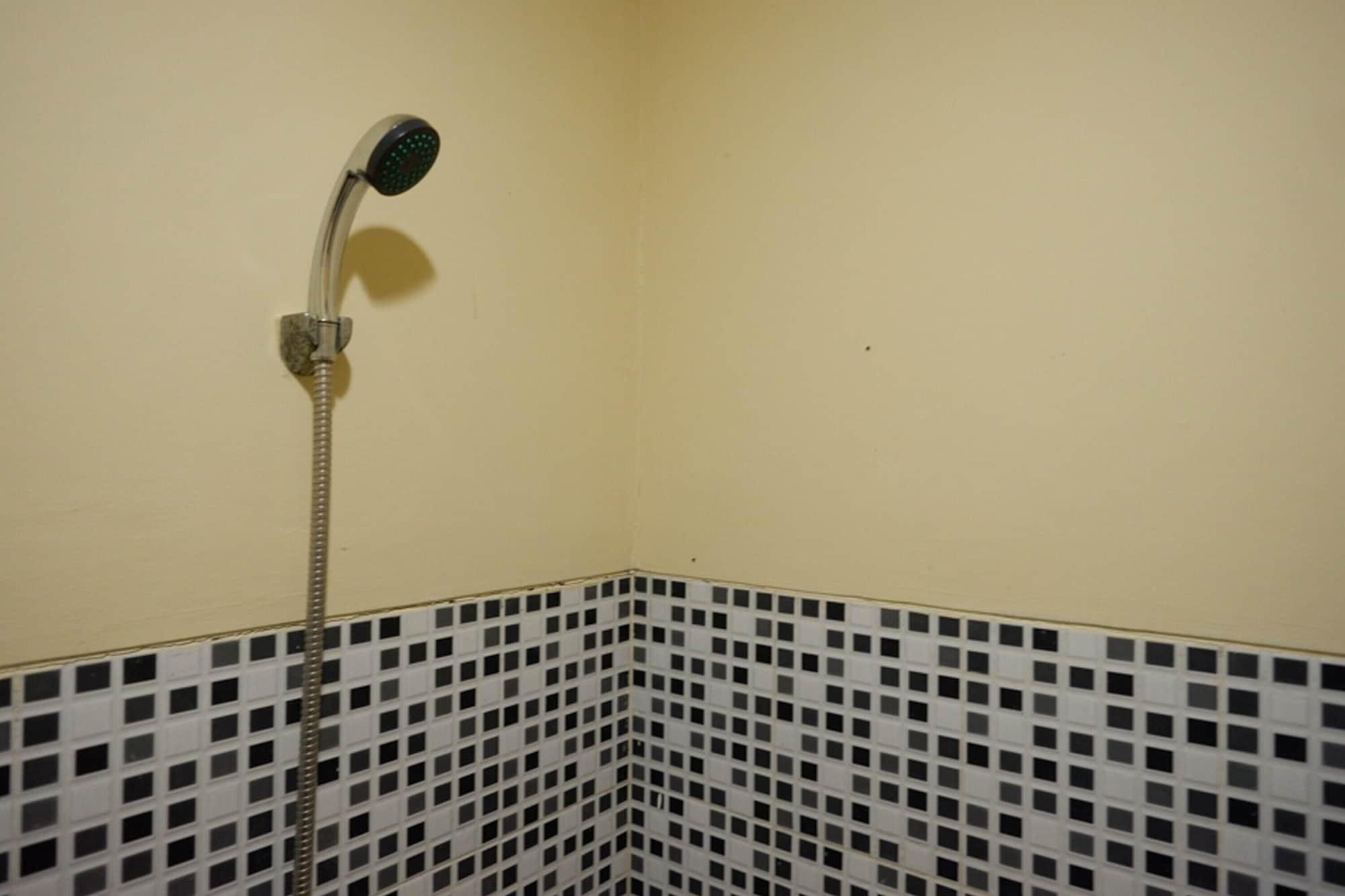 Equipamiento de Habitación RedDoorz near GOR Wisanggeni