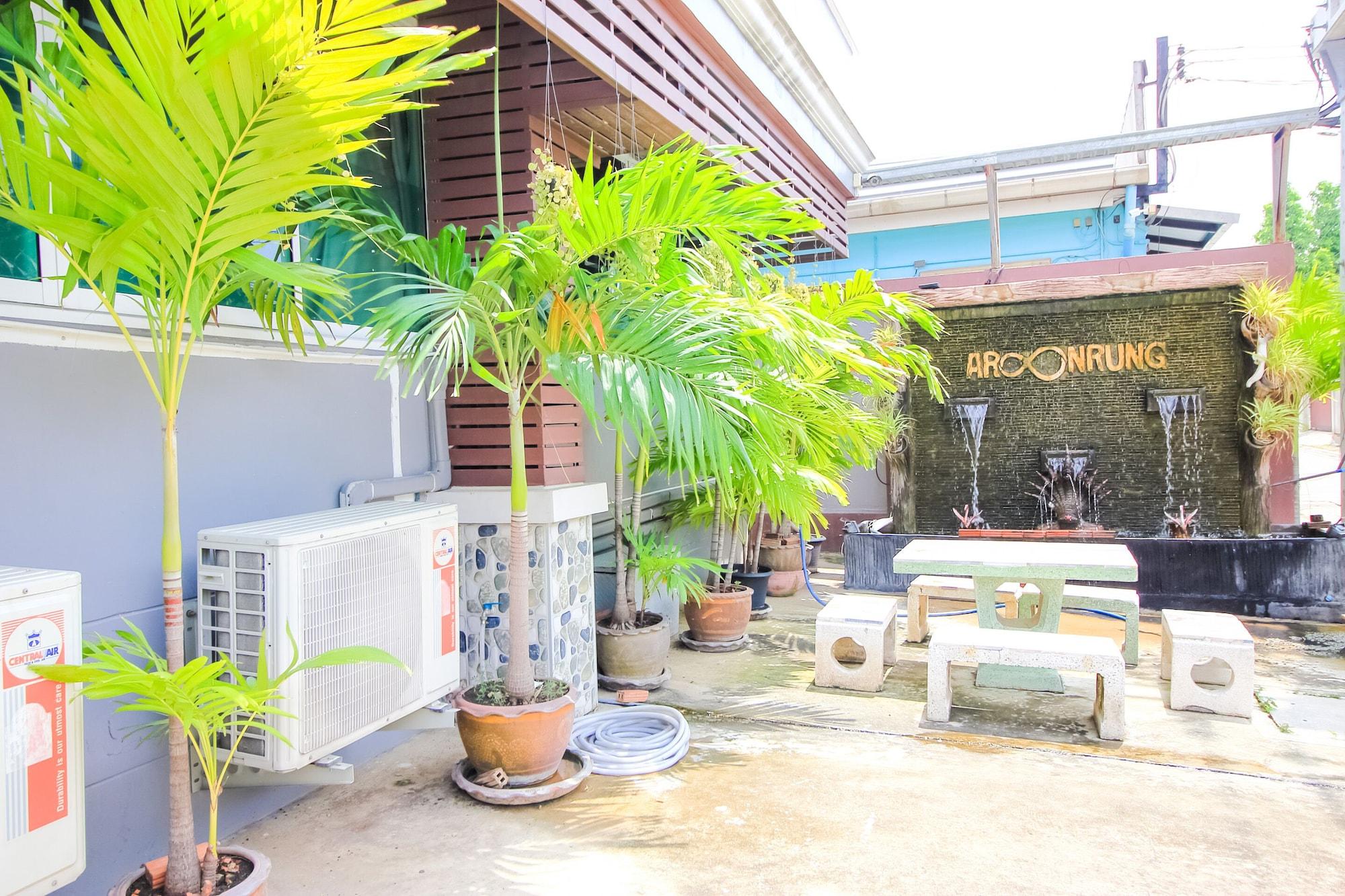 Bar/Salón OYO 349 Aroonrung House