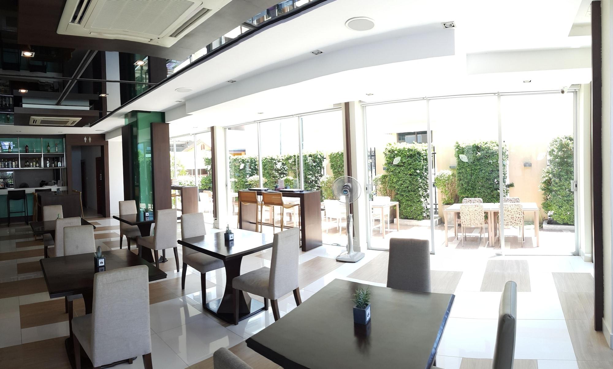 Restaurant April Suites