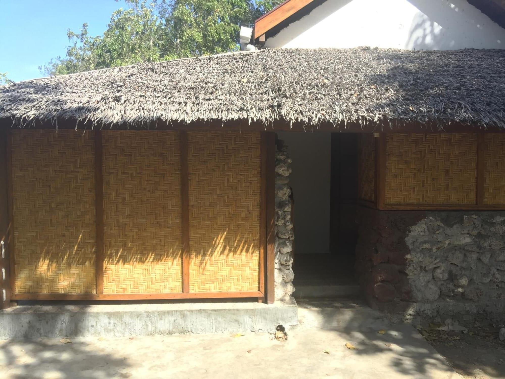 Vista Exterior Maleo Moyo Seaside Resort
