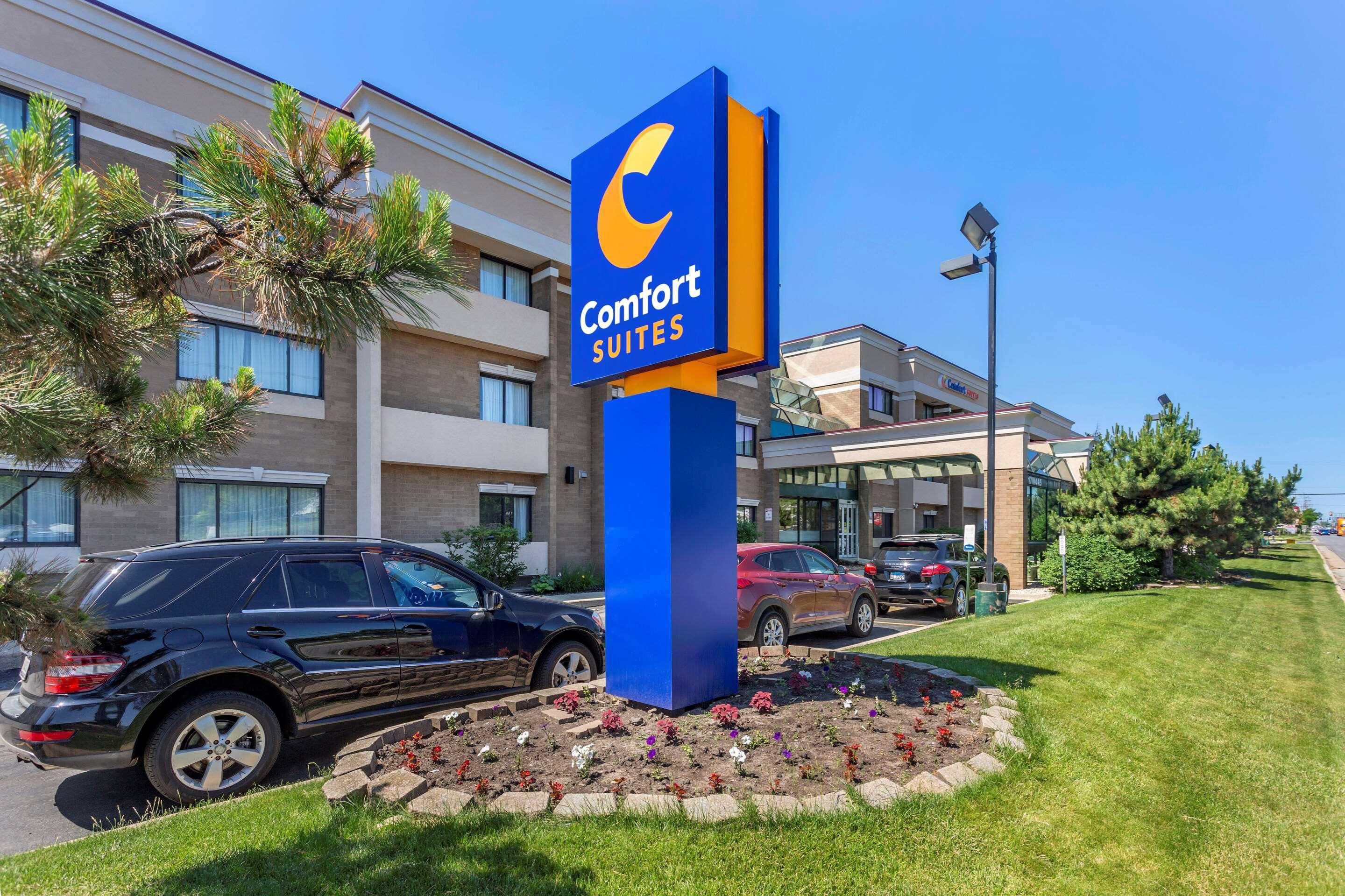 Vista Exterior Comfort Suites Oakbrook Terrace near Oakbrook Center