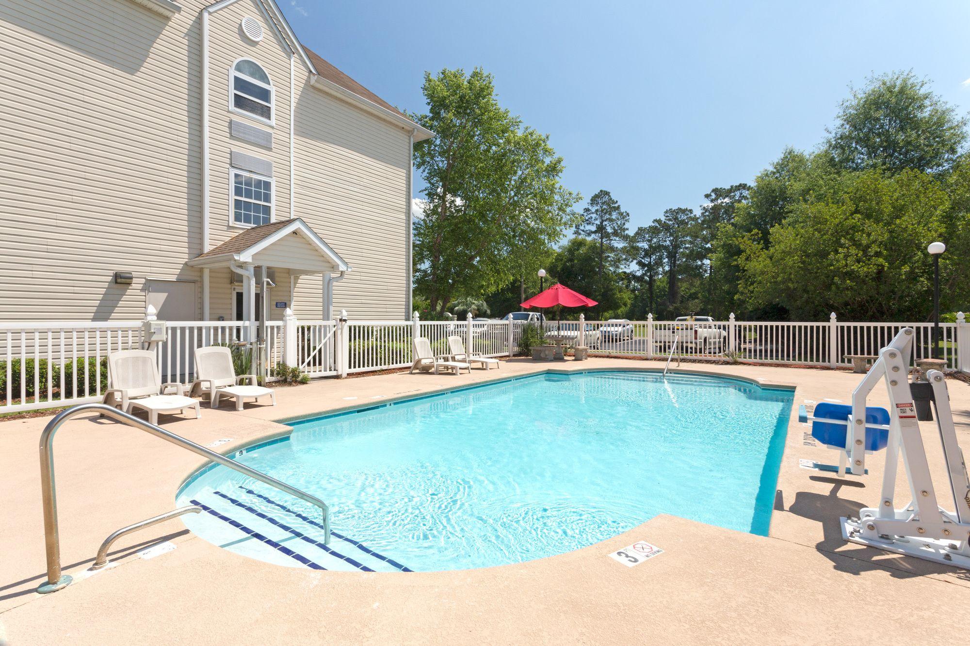 Vista Piscina Microtel Inn & Suites by Wyndham Brunswick North