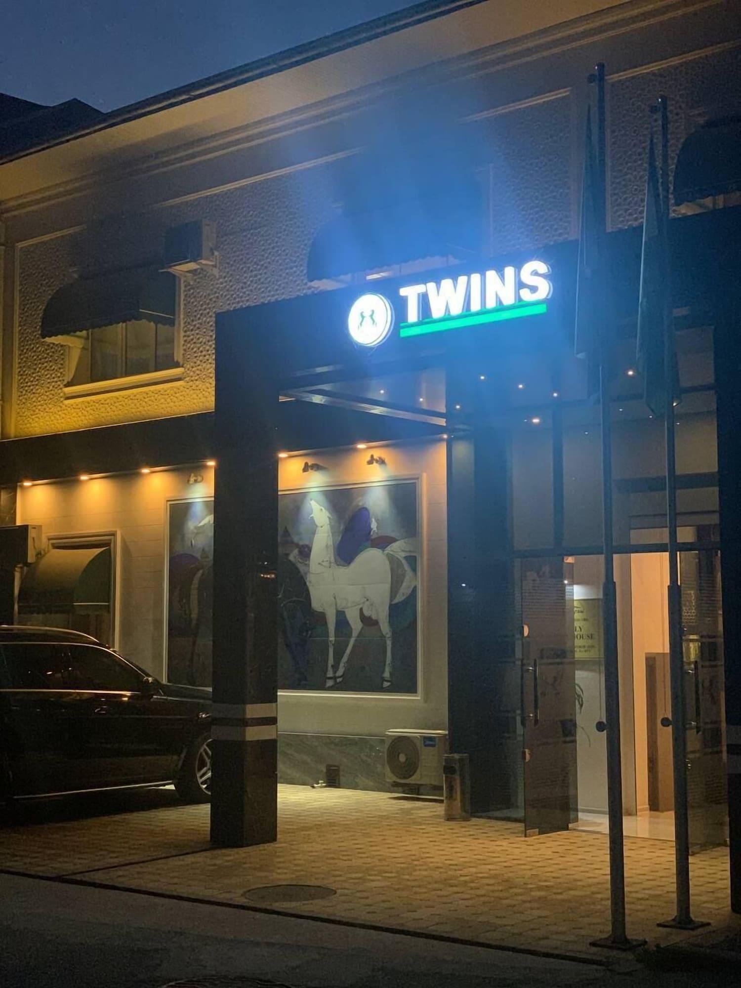 Vista Exterior Guest house TWINS