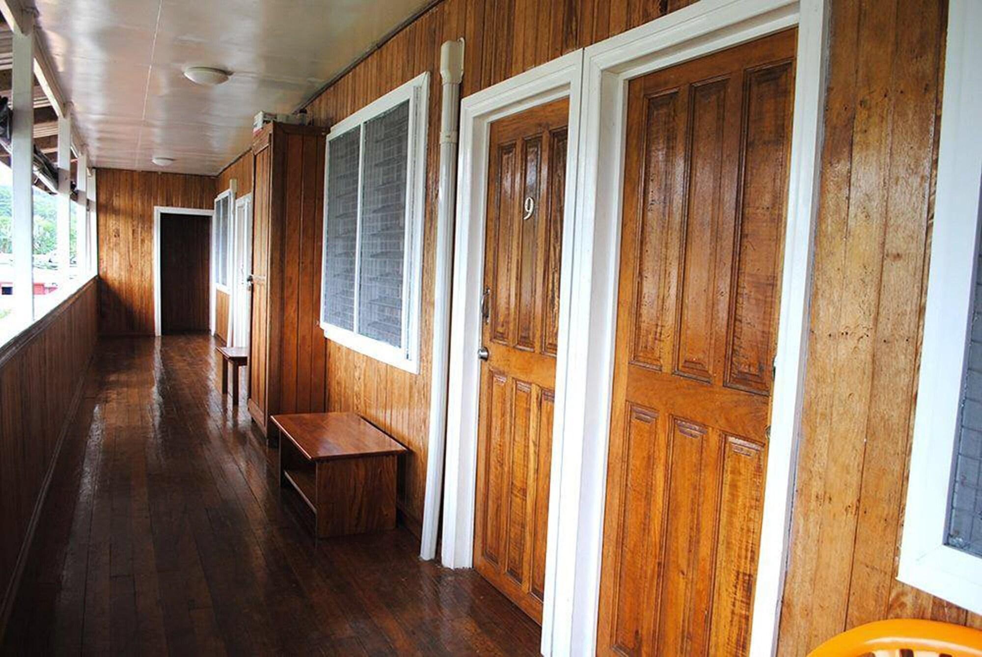 Varios Qua Roviana Motel