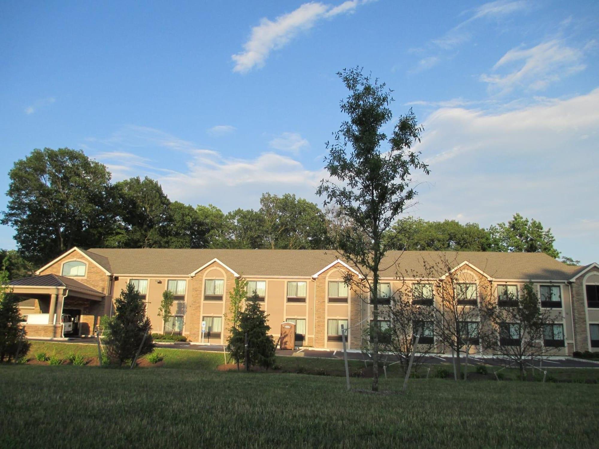 Vista Exterior Red Carpet Inn And Suites Monmouth Jtc