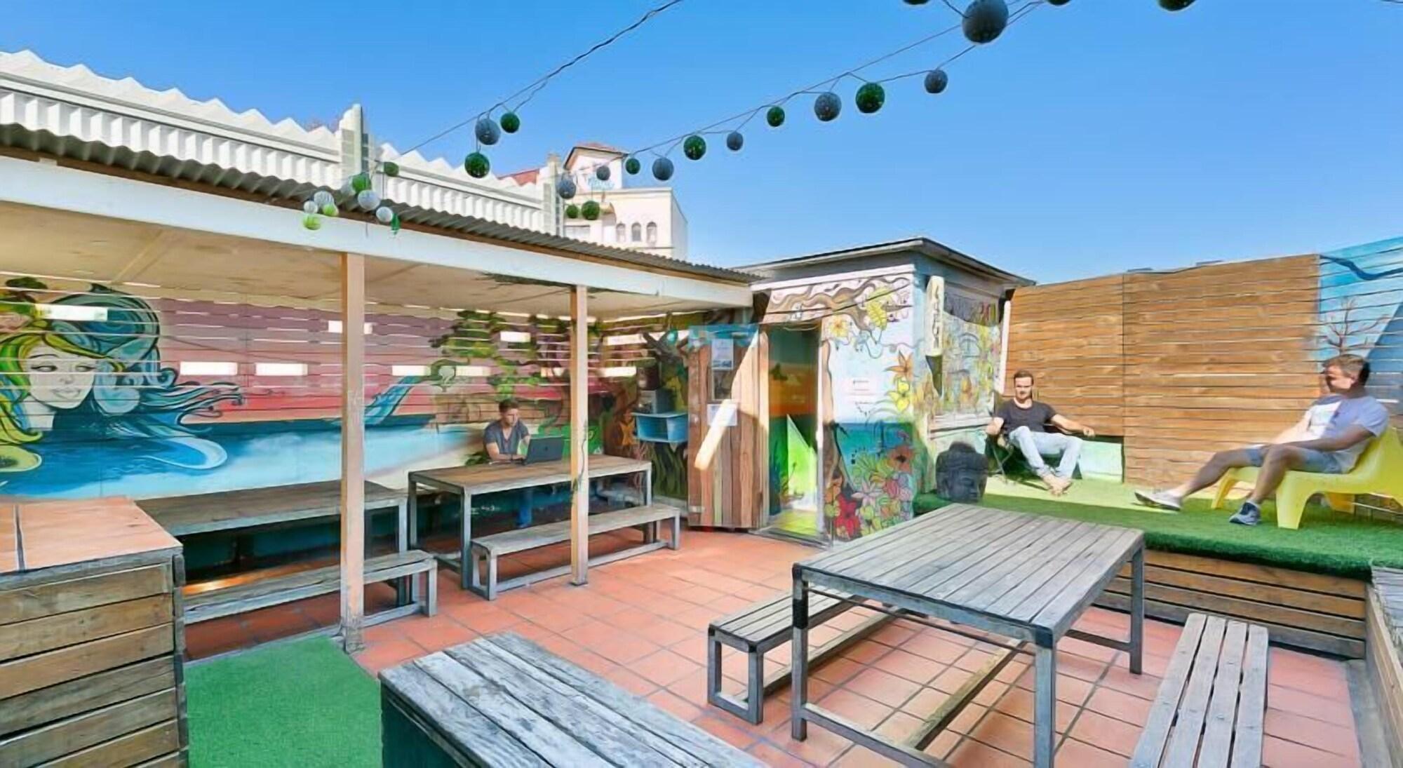 Varios Funk House Backpackers