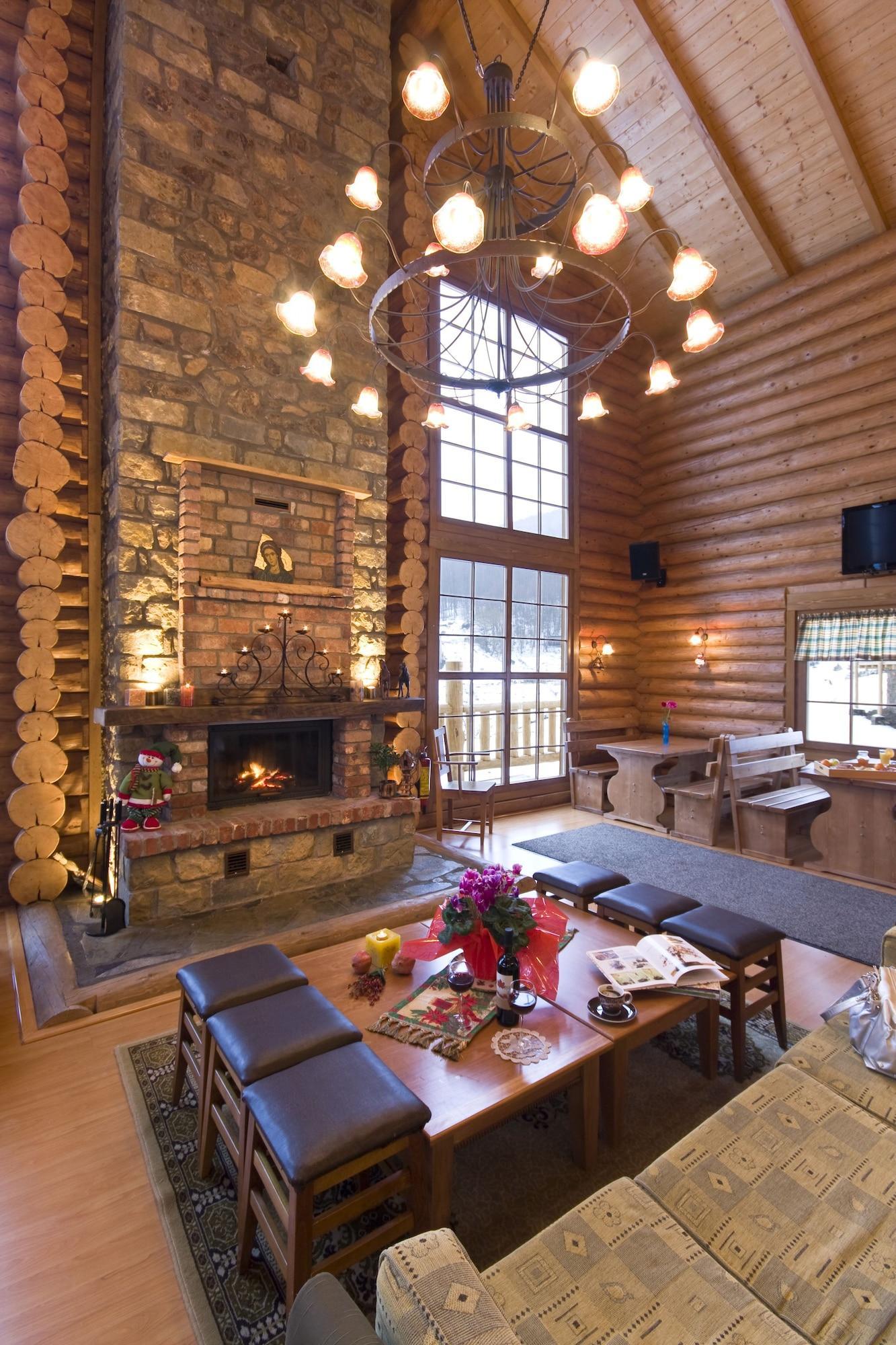 Bar/Salón Sfendamos Wood Village