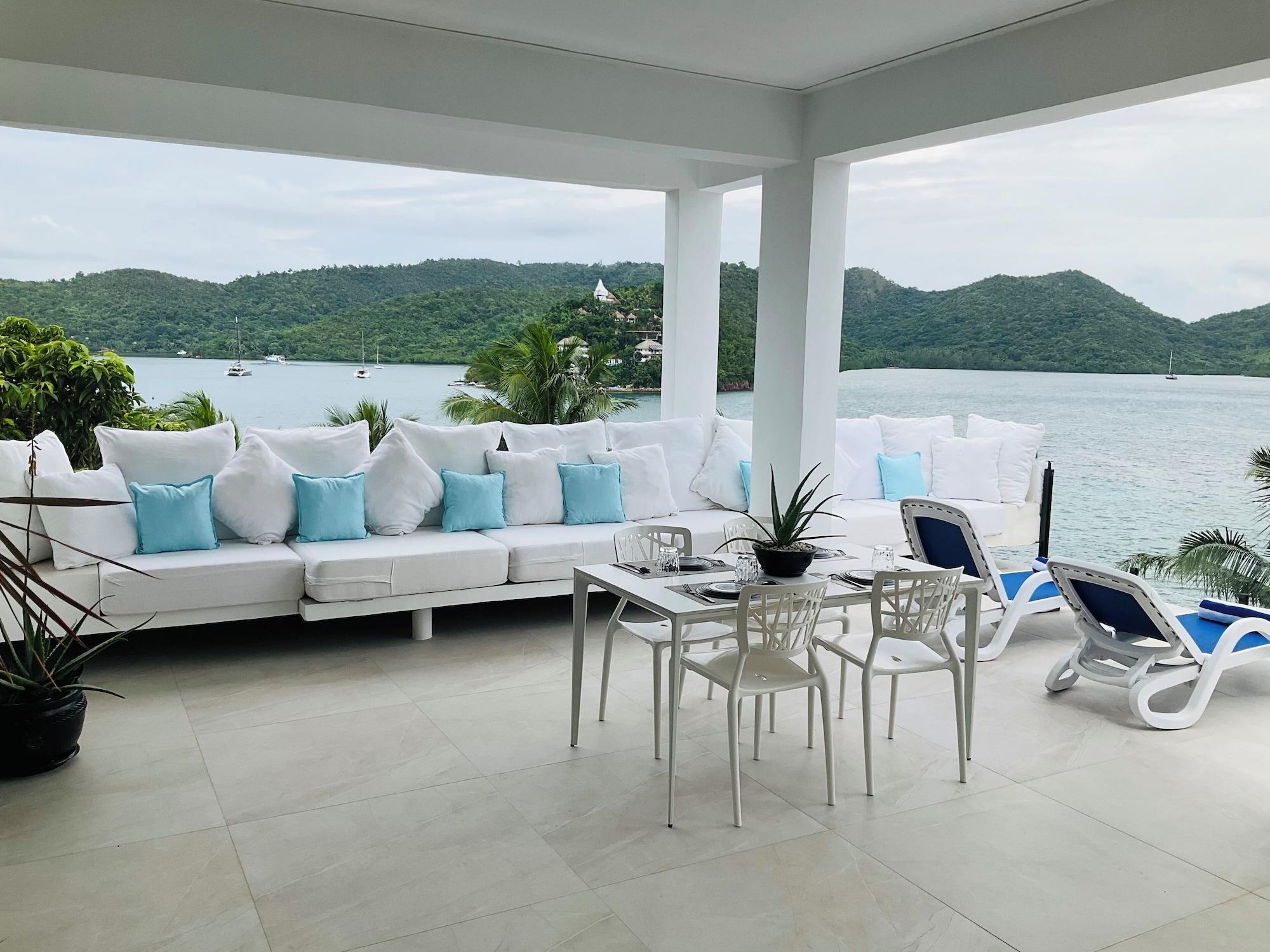 Restaurant Stunning luxe 220sm villa by the sea entirely private with own pool