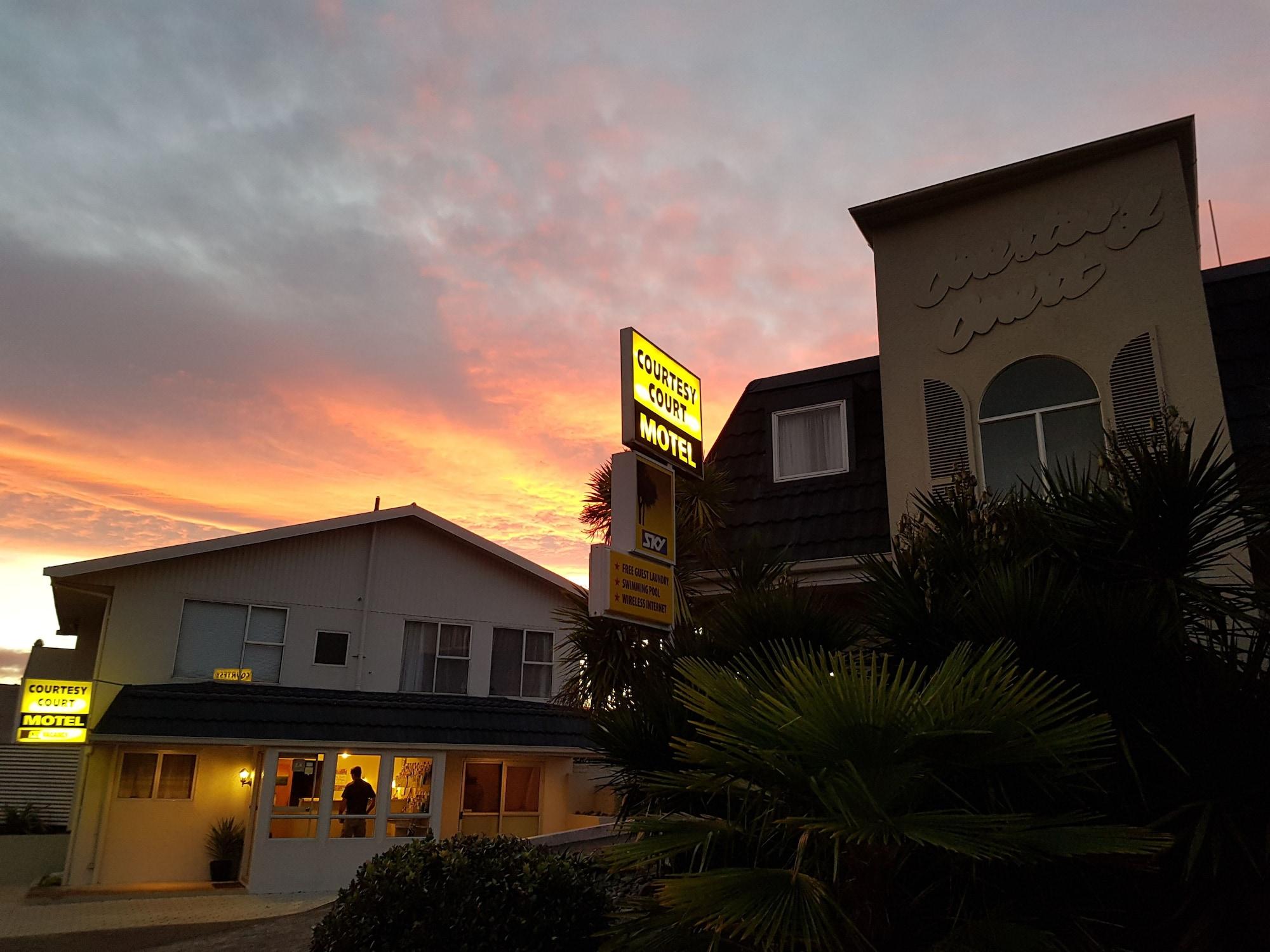 Varios Courtesy Court Motel