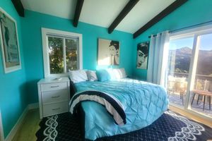 Alquiler Vacacional - Balcony Views of the Hollywood Sign; 4BR/4BA Hillside Retreat w/ Game Room & Gym
