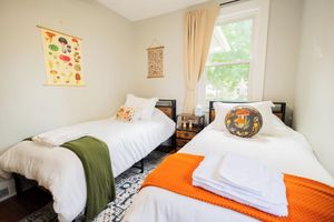 Alquiler Vacacional - Charming 2-bedroom house with WiFi, AC in brilliant Geneva