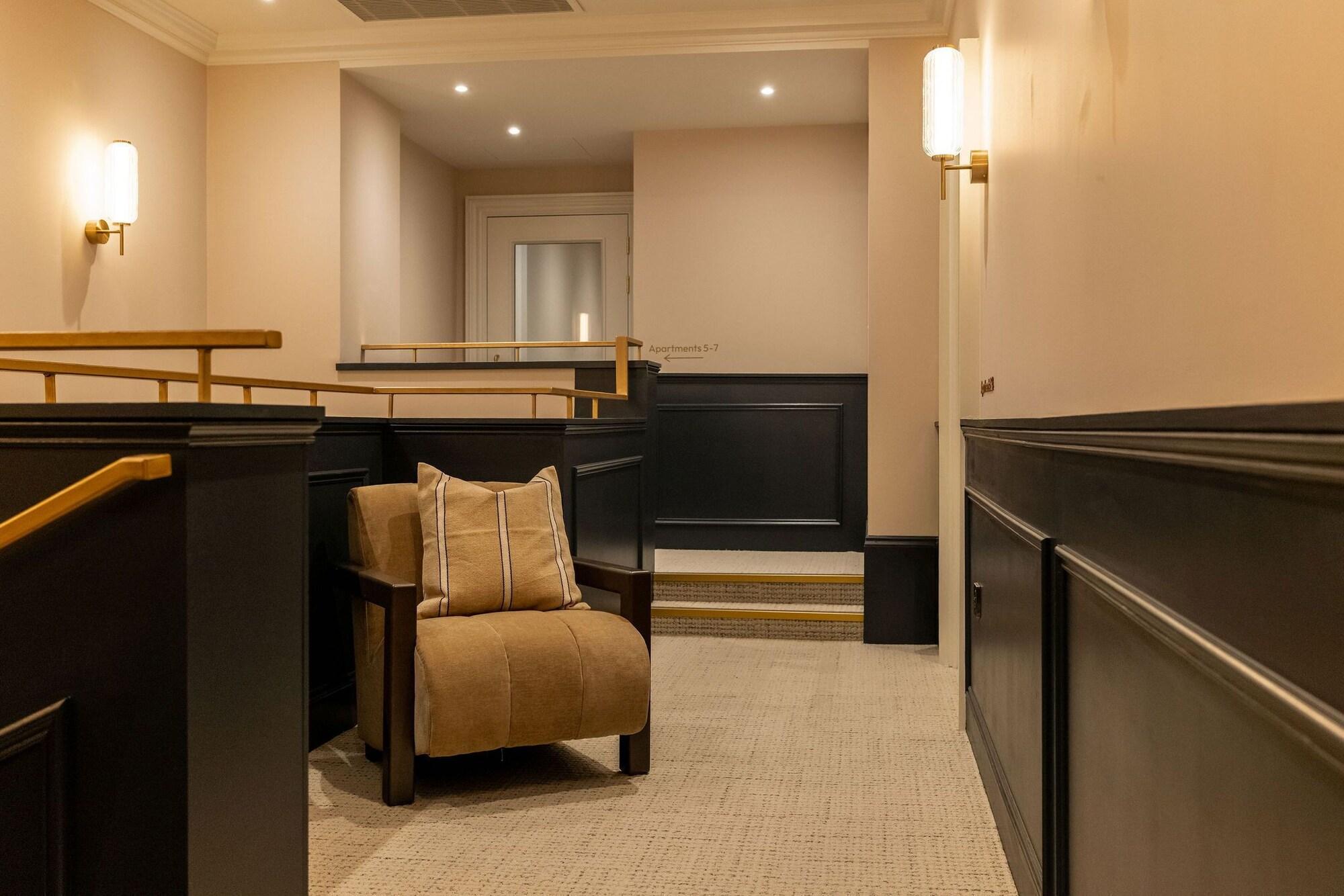 Vista Lobby Moment George IV Bridge