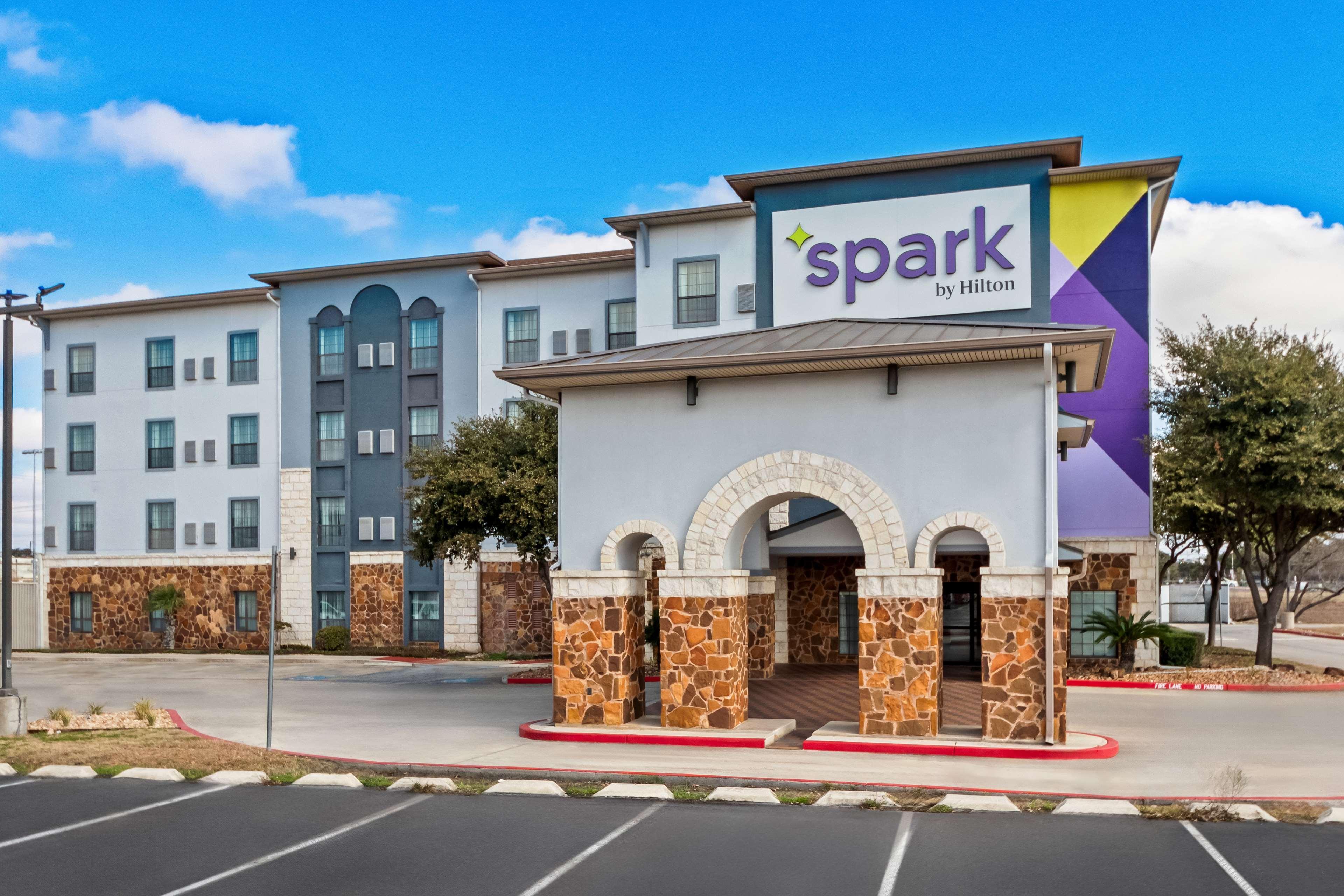 Vista Exterior Spark by Hilton San Antonio near SeaWorld