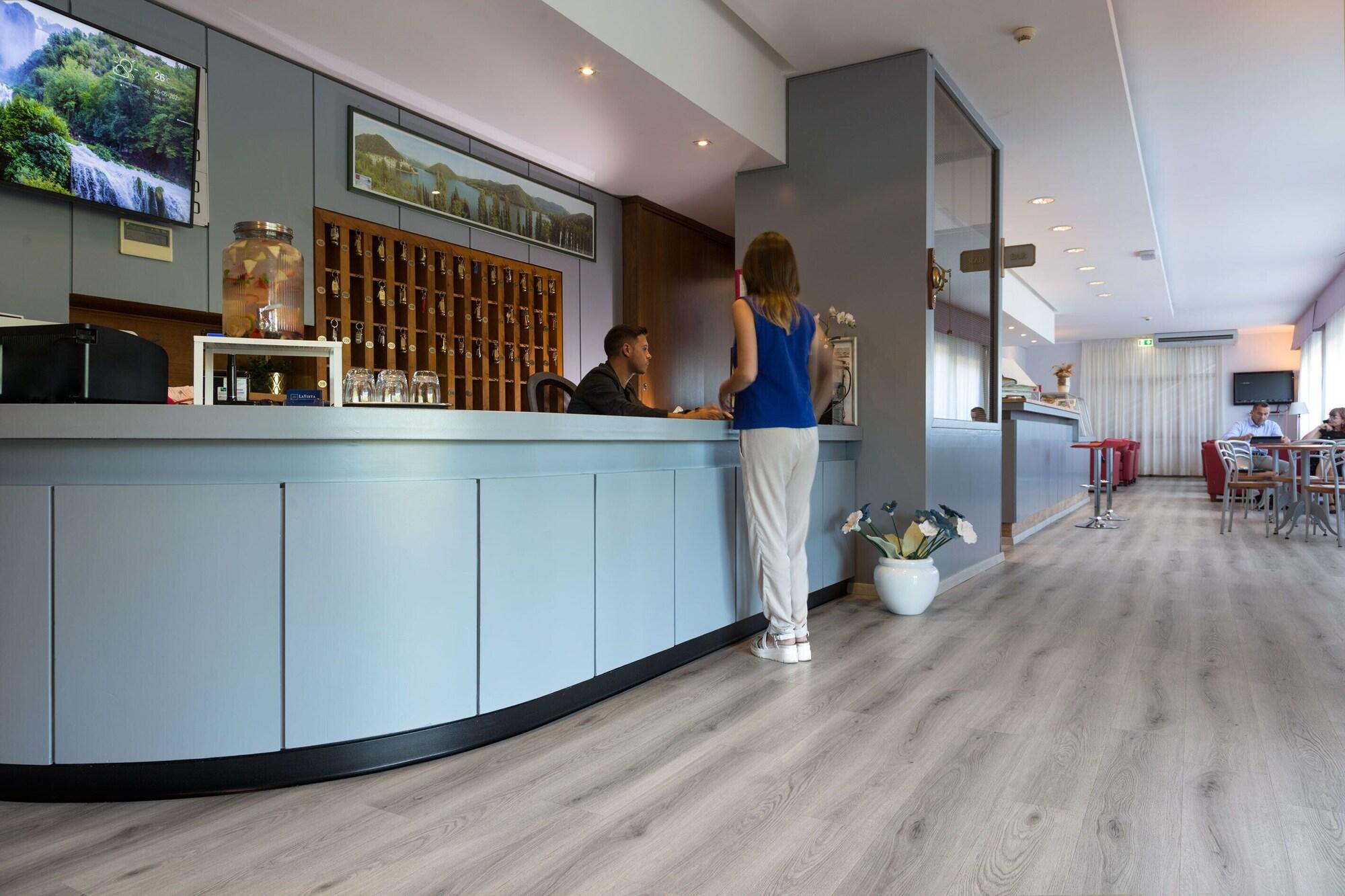 Vista Lobby Del Lago