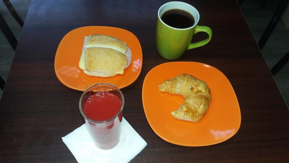 Bar/Salón Trotamundos Hostal - Hostel