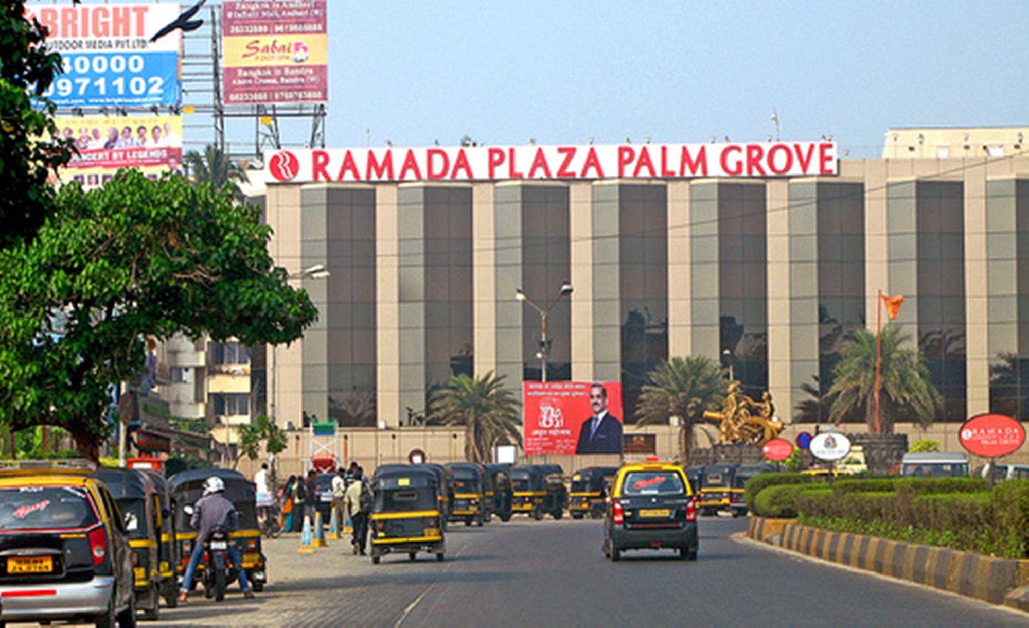 Vista Exterior Ramada Plaza by Wyndham Palm Grove