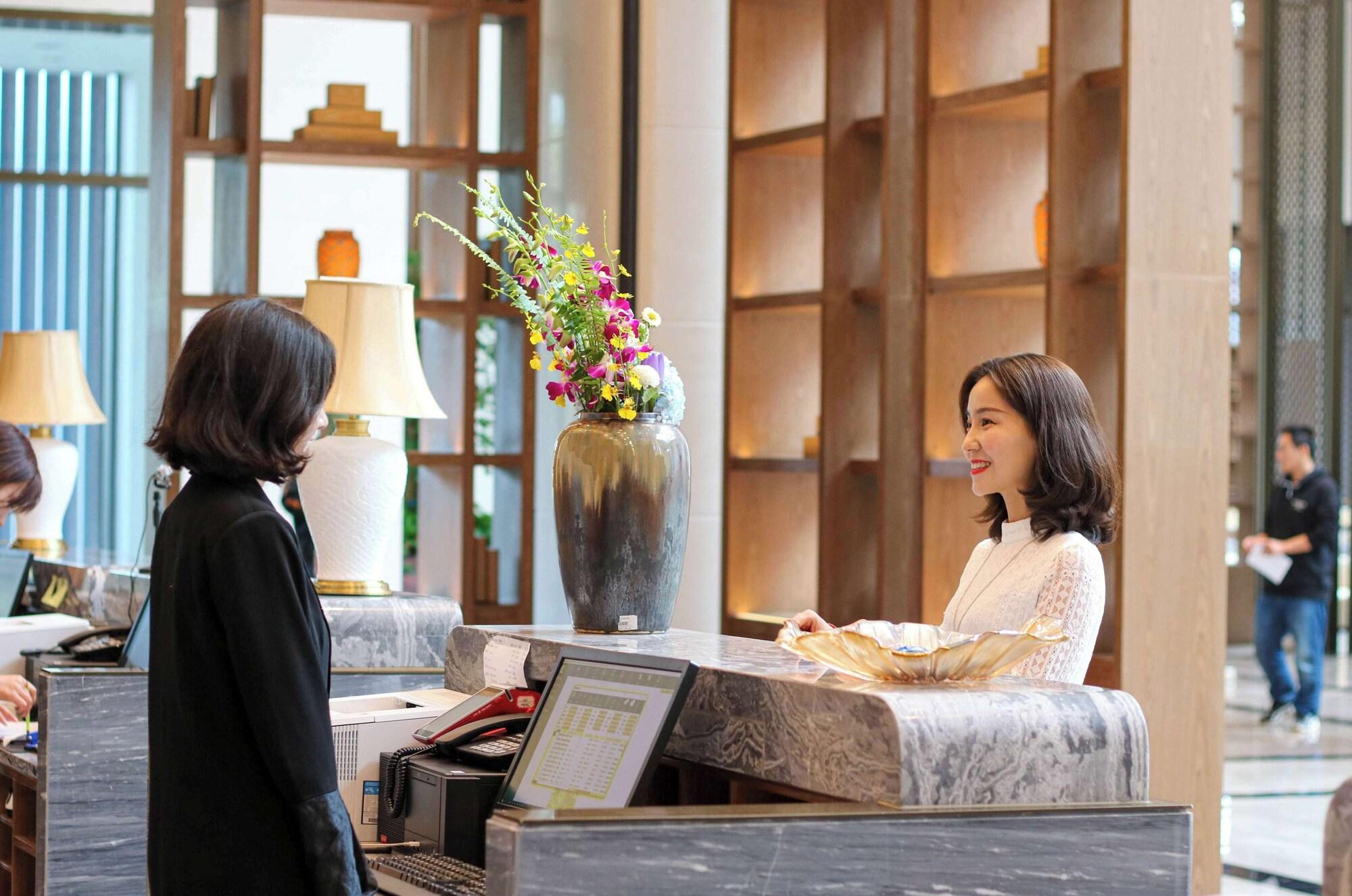 Vista Lobby Wyndham Grand Plaza Royale Zhaotong