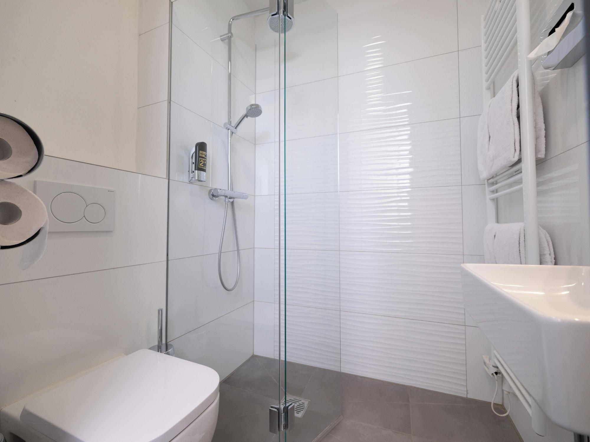 Varios Smart Stay Hotel Station