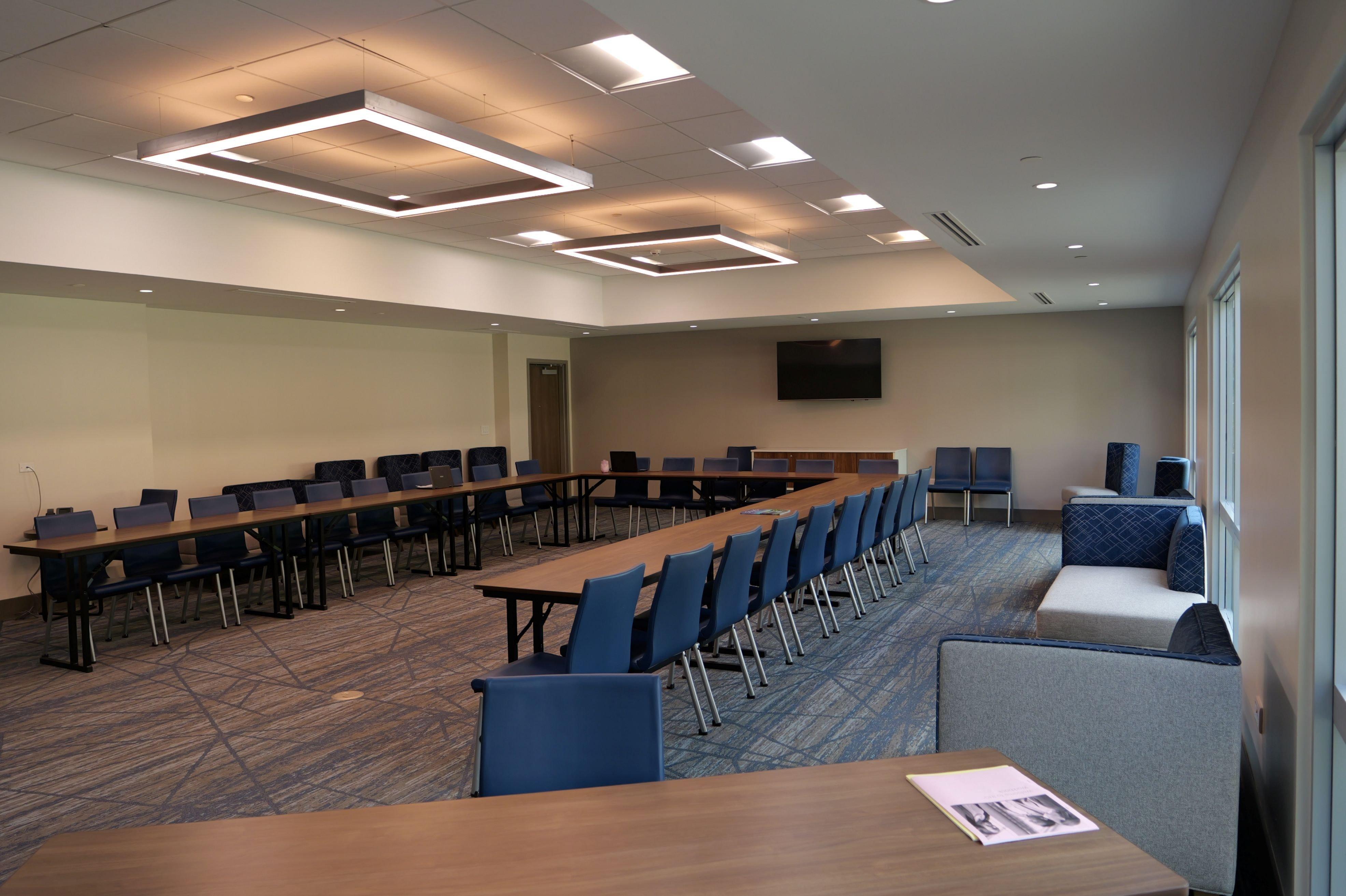 Centro de Negocios Holiday Inn Express & Suites DIAMOND