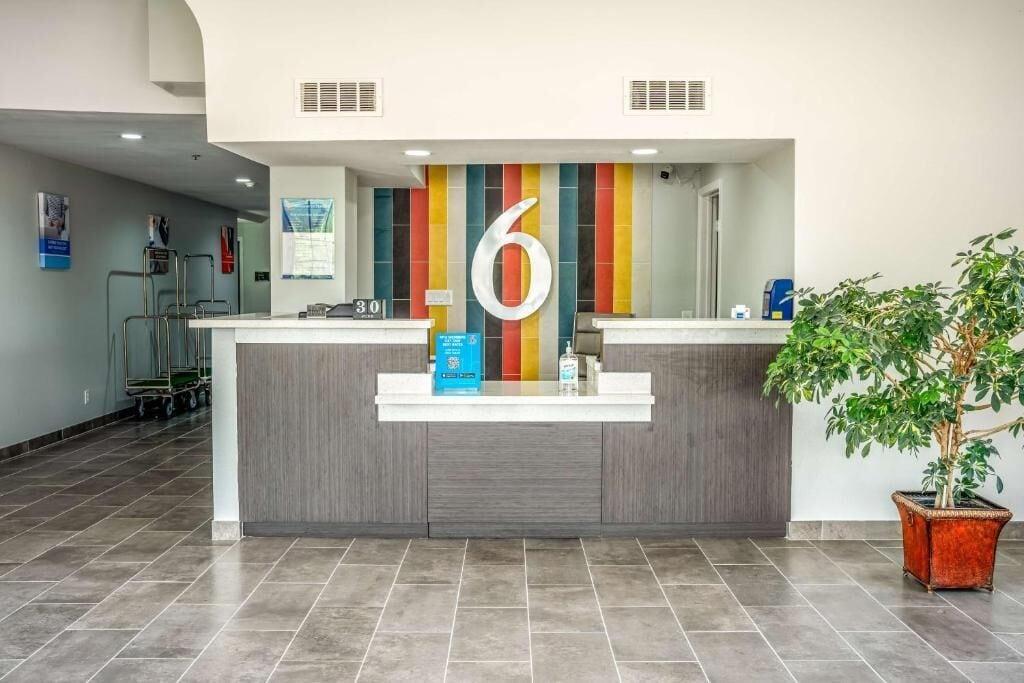 Varios Studio 6 Claremore, OK