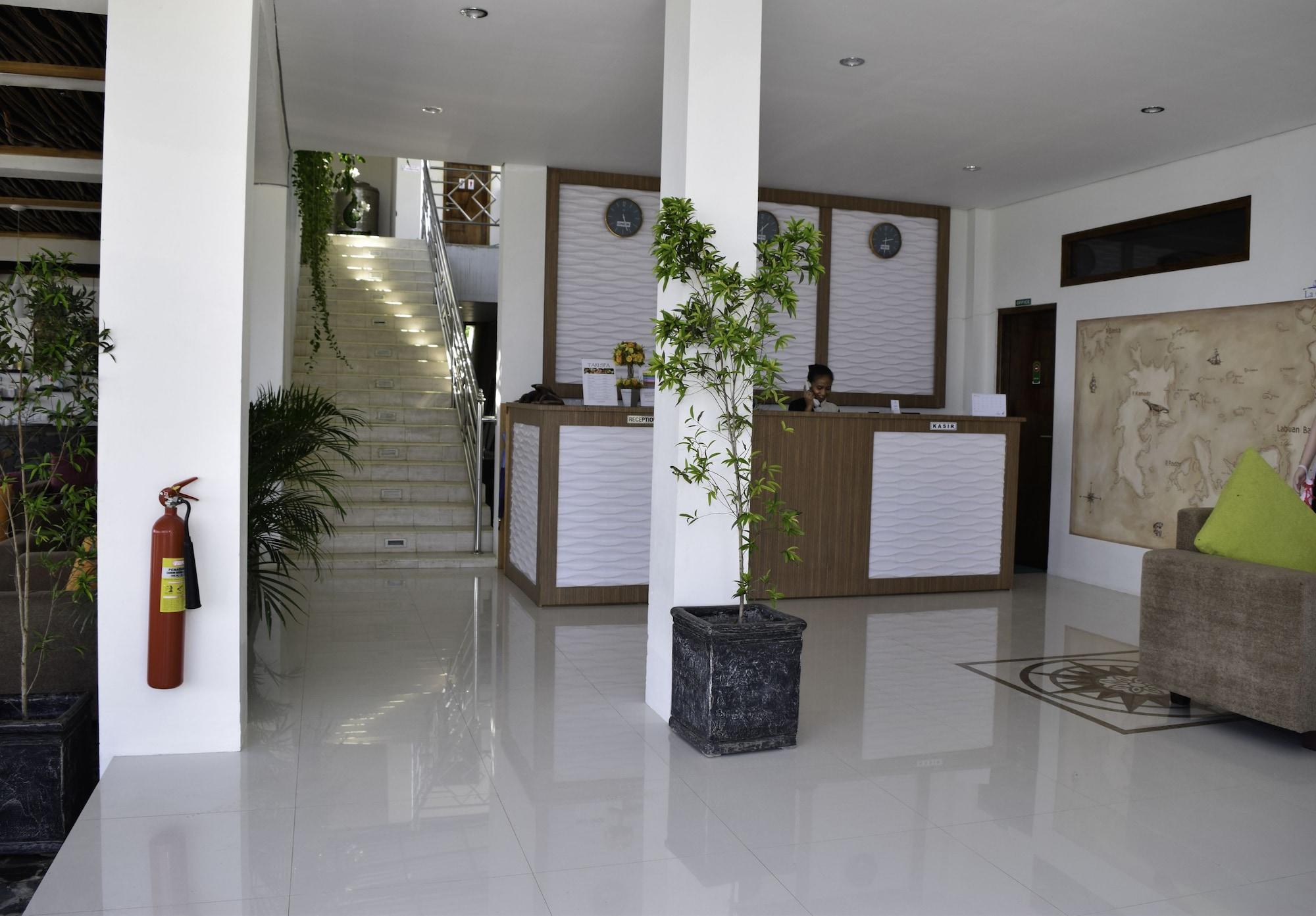 Vista Lobby La Cecile Hotel and Cafe Komodo
