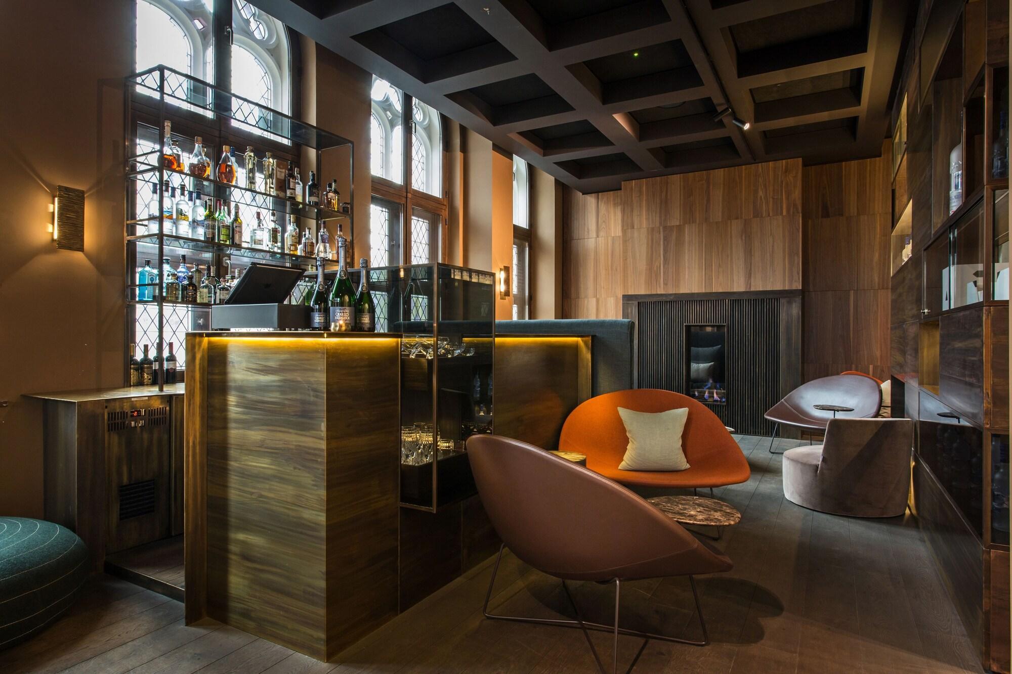 Bar/Salón Hotel The Fourth - Tafelrond