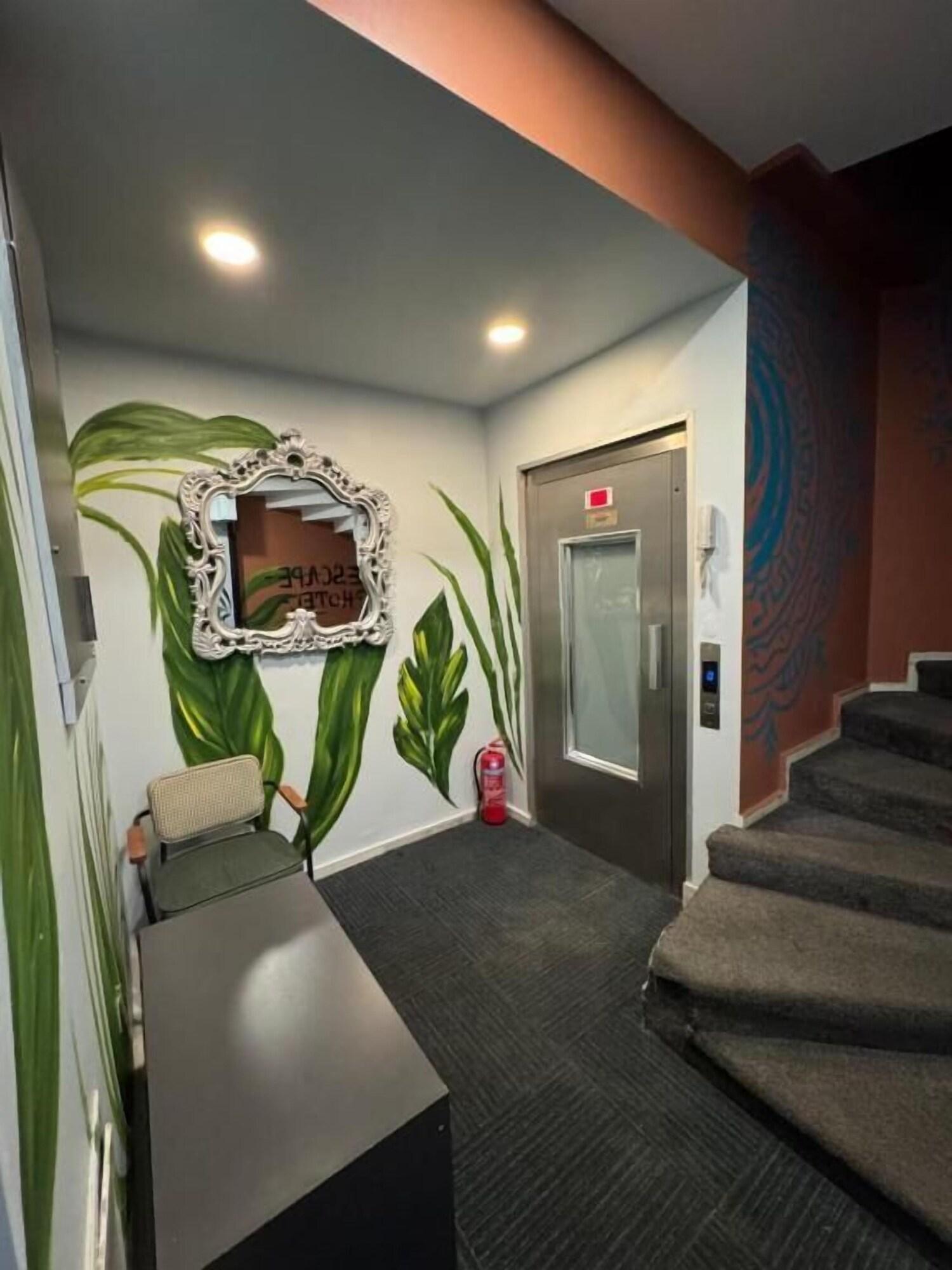 Vista Lobby escape hotel