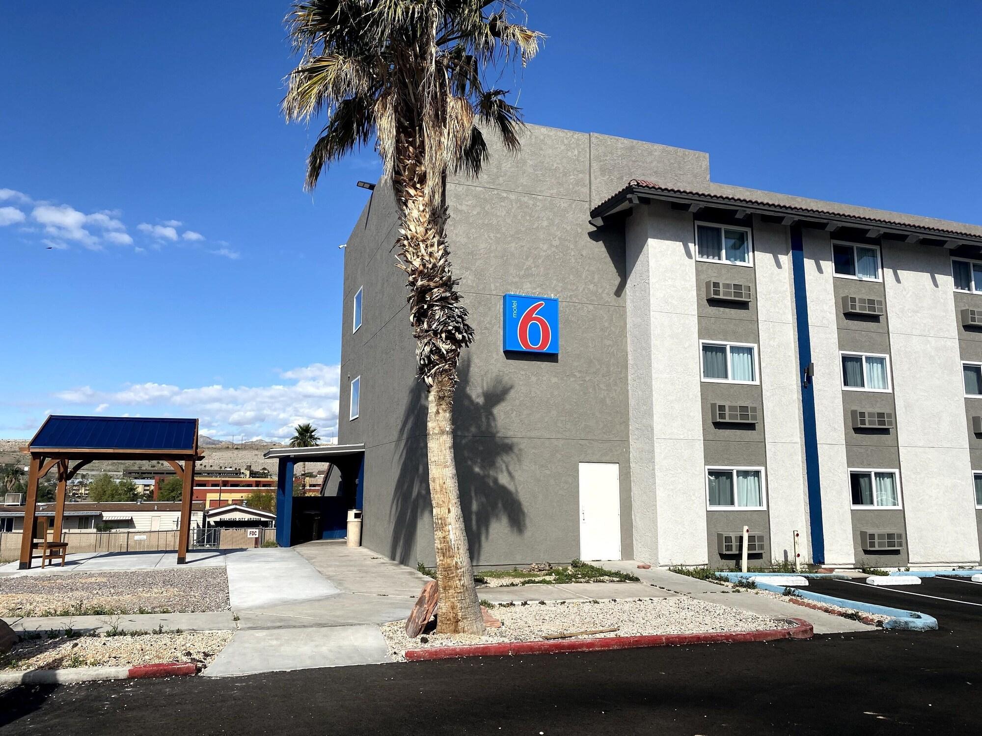 Vista Exterior Motel 6 Bullhead City, AZ