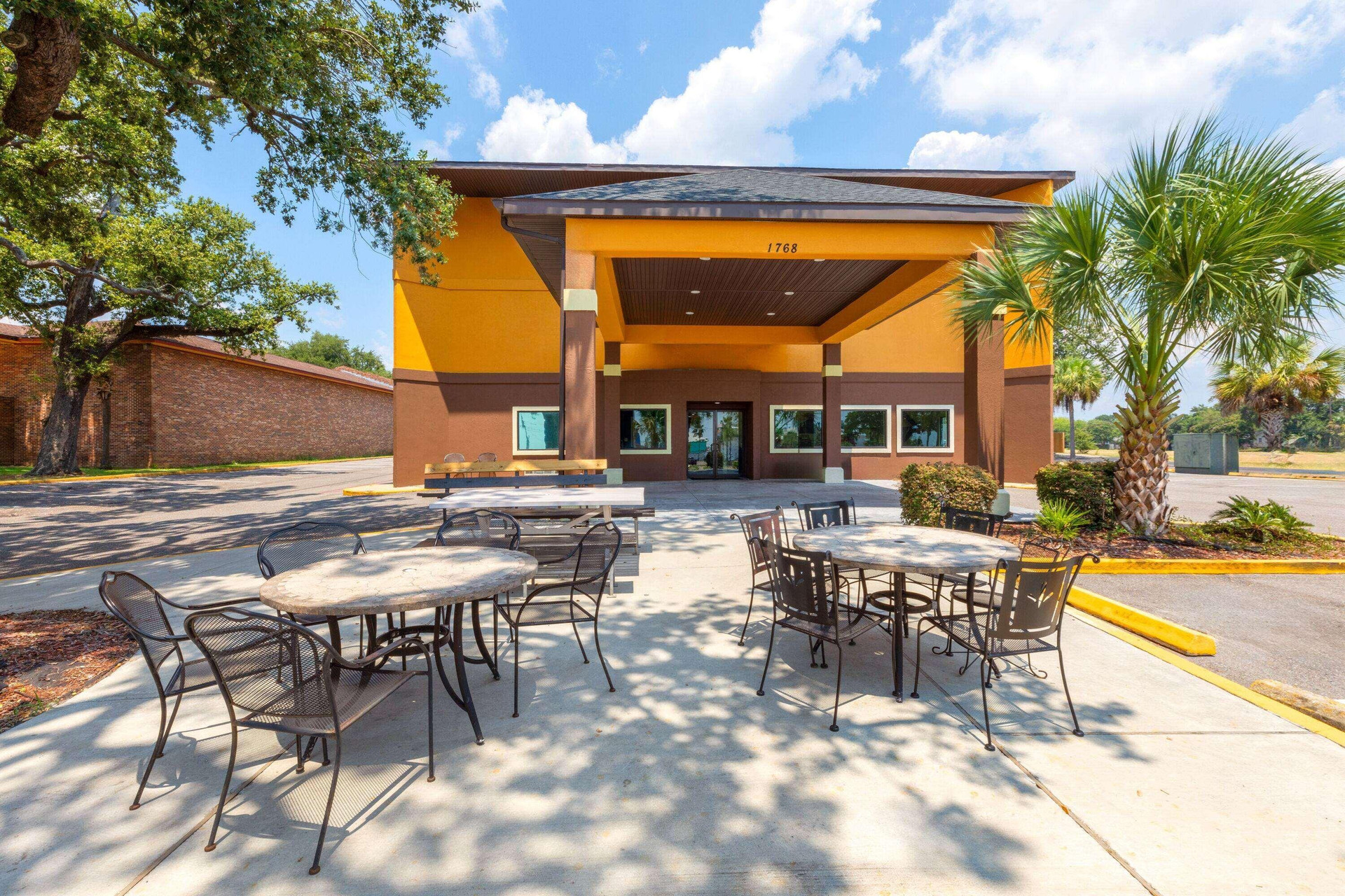 Vista Exterior Days Inn by Wyndham Biloxi Beach