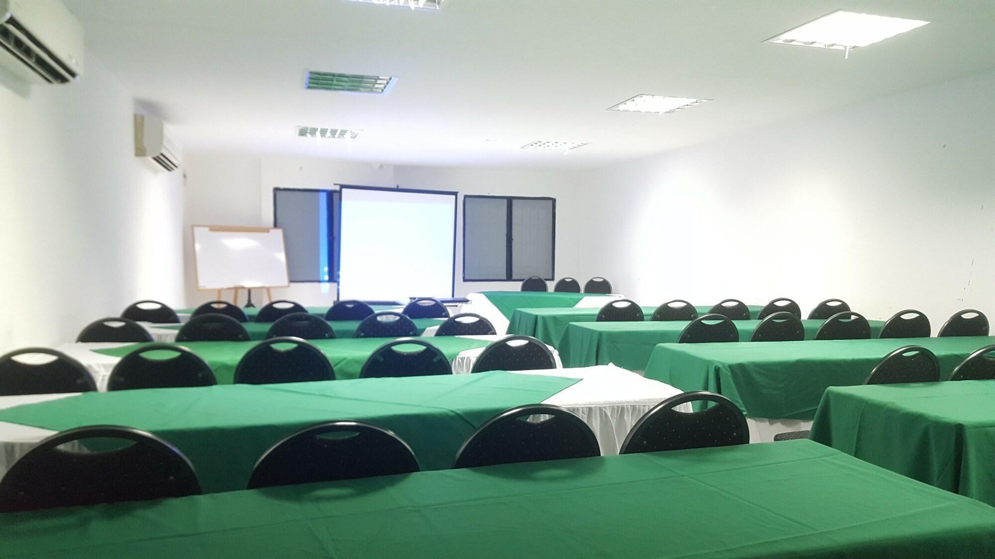 Centro de Negocios Arisuan Hotel