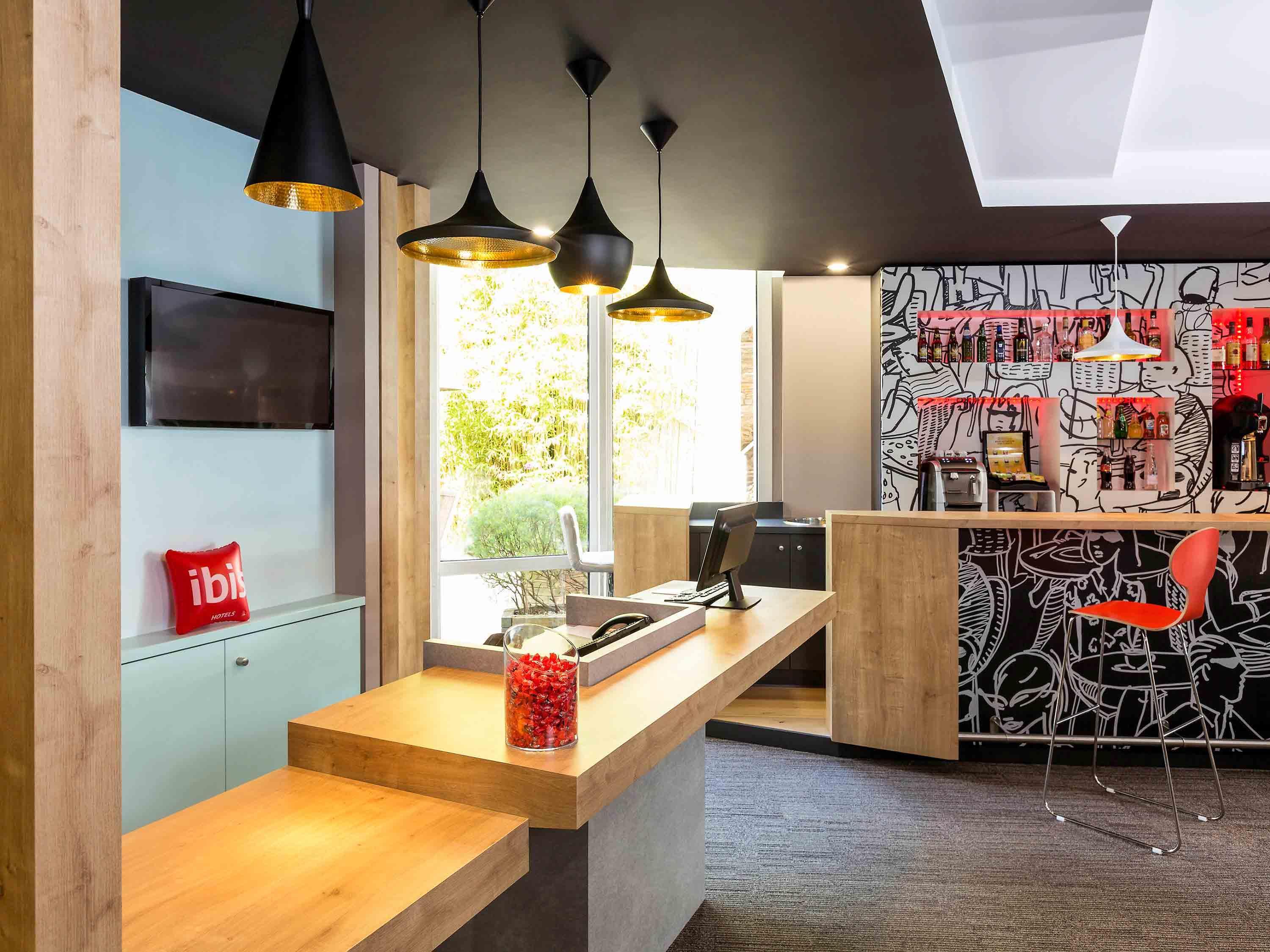 Vista Lobby ibis Lannion Cote de Granit Rose