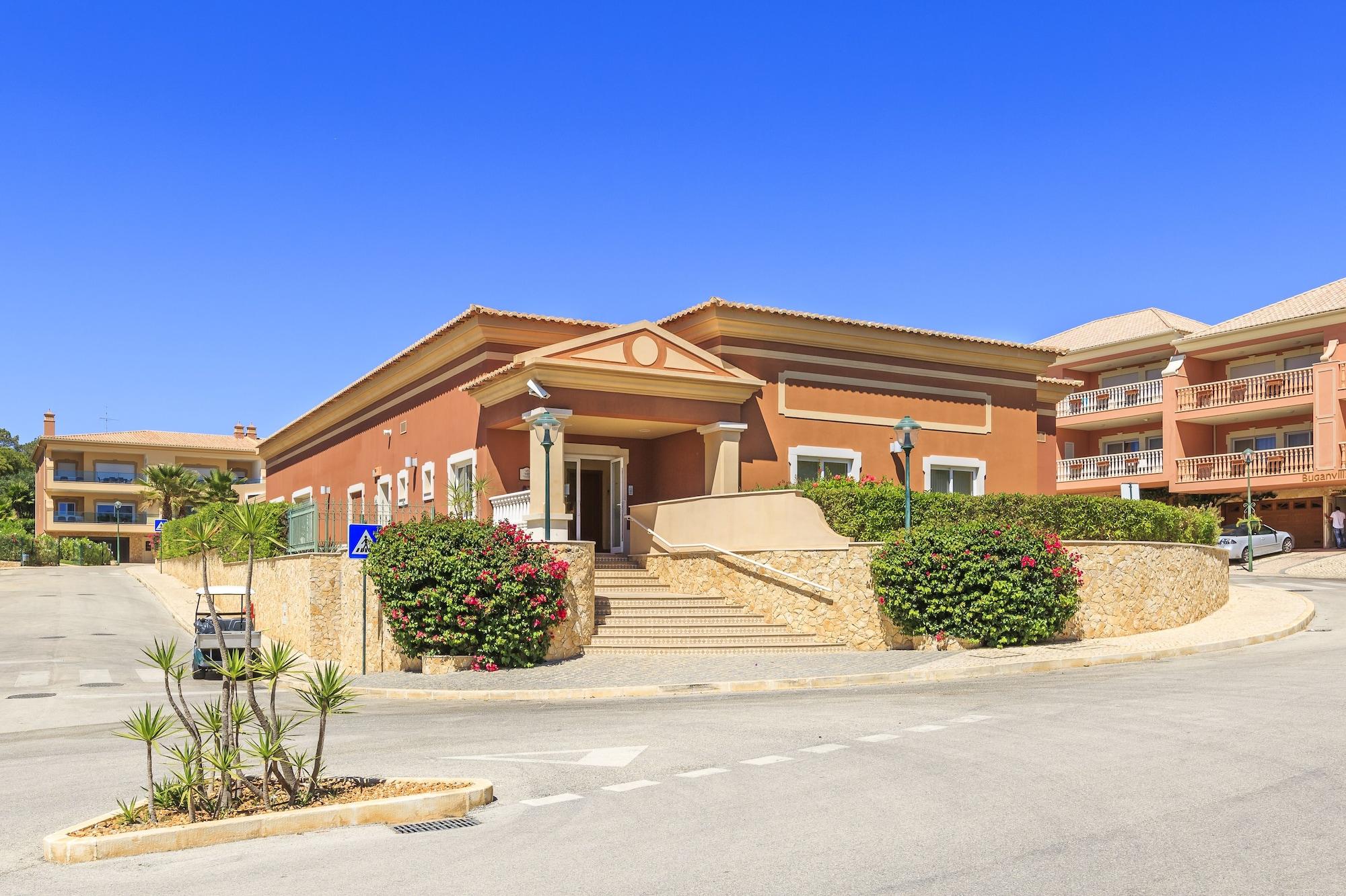 Vista Exterior Lakeside Country Club