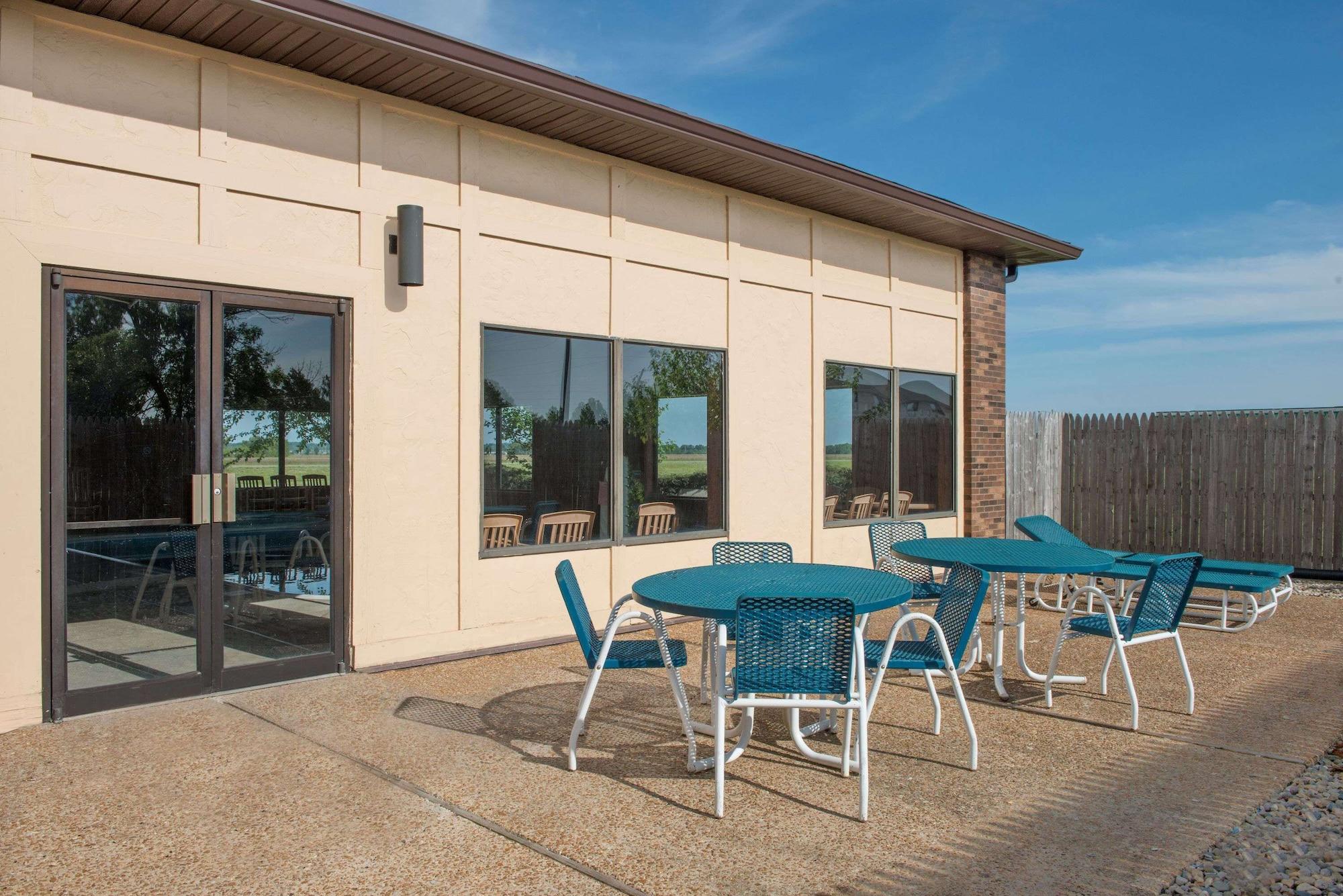 Vista Exterior Days Inn by Wyndham Pontoon Beach